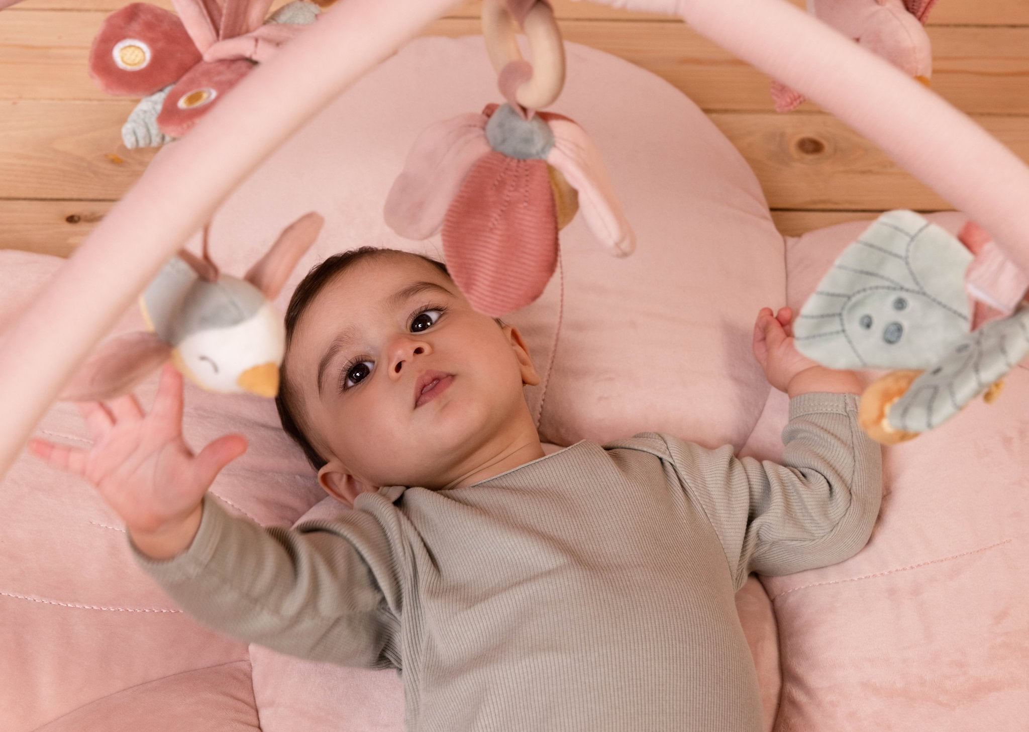 Little Dutch Minkštas veiklos kilimėlis „Flowers and Butterflies“ - Uogų kopos