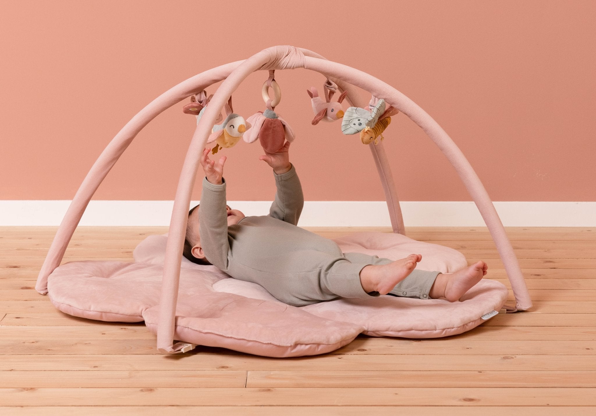 Little Dutch Minkštas veiklos kilimėlis „Flowers and Butterflies“ - Uogų kopos