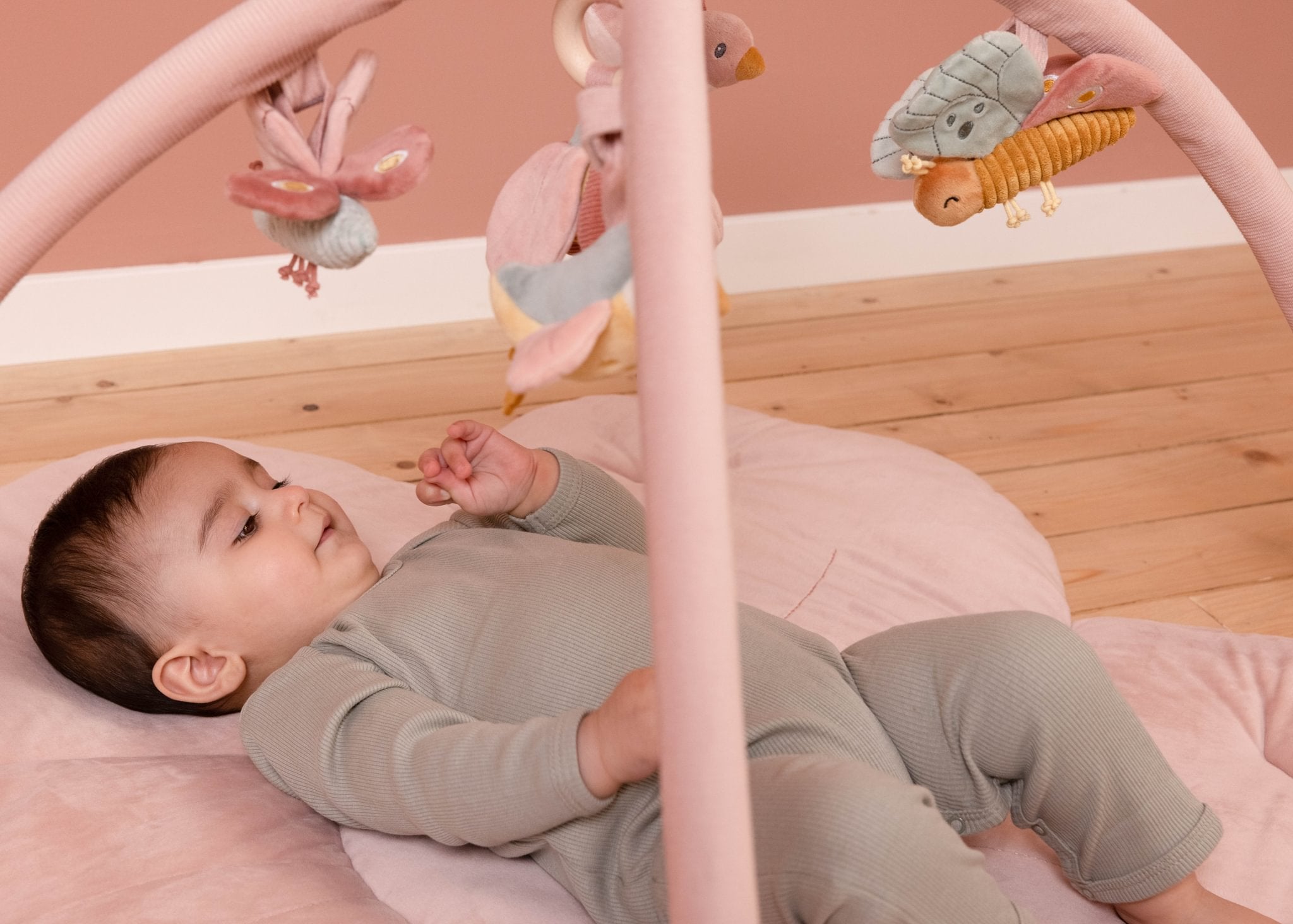 Little Dutch Minkštas veiklos kilimėlis „Flowers and Butterflies“ - Uogų kopos