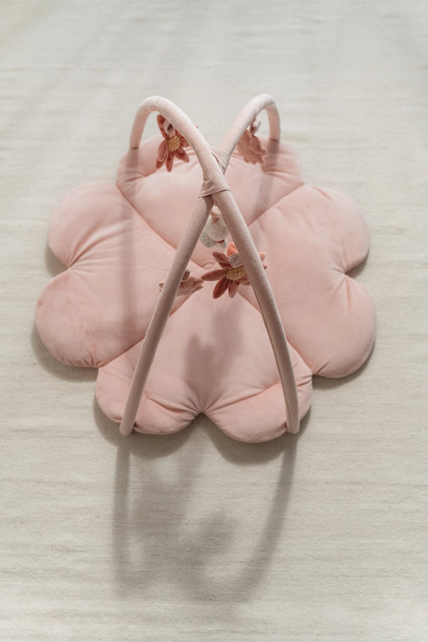 Little Dutch Minkštas veiklos kilimėlis "Lucky Blossom" - Uogų kopos