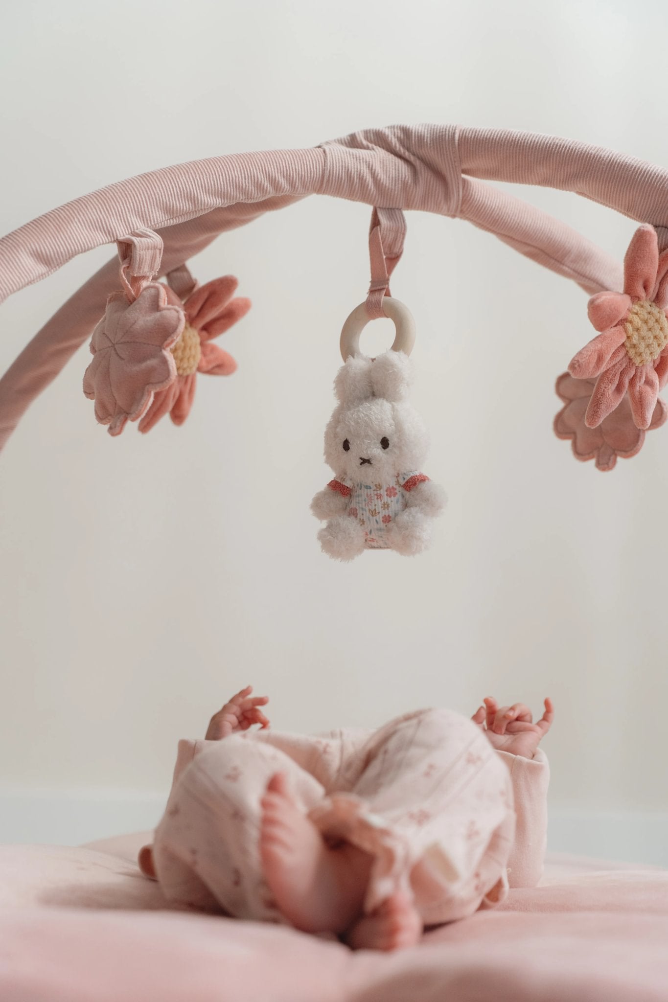 Little Dutch Minkštas veiklos kilimėlis "Lucky Blossom" - Uogų kopos