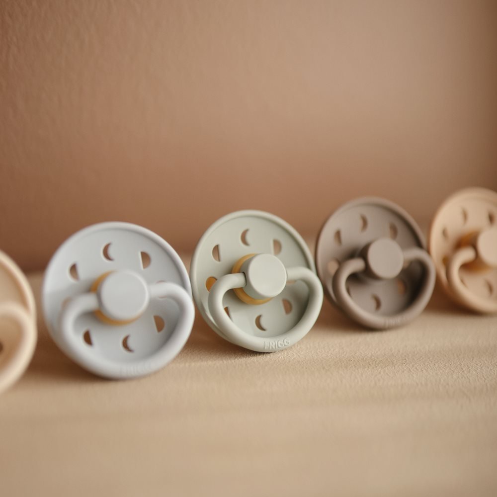 FRIGG Moon Phase čiulptukas - Apvalus kaučiukinis - Powder Blue - 1 dydis - Uogų kopos