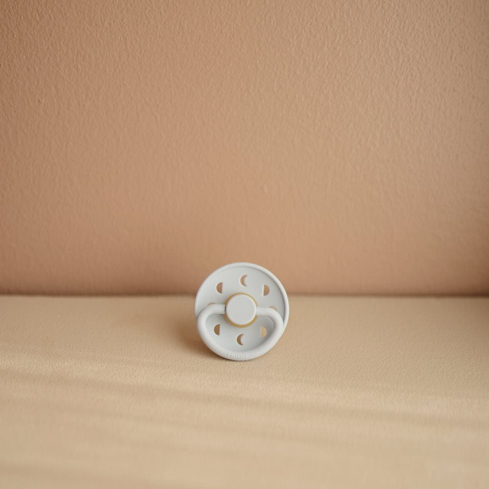 FRIGG Moon Phase čiulptukas - Apvalus kaučiukinis - Powder Blue - 1 dydis - Uogų kopos