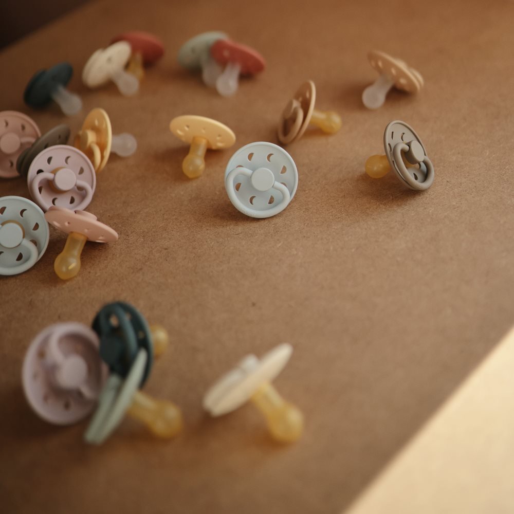 FRIGG Moon Phase čiulptukas - Apvalus kaučiukinis - Powder Blue - 1 dydis - Uogų kopos