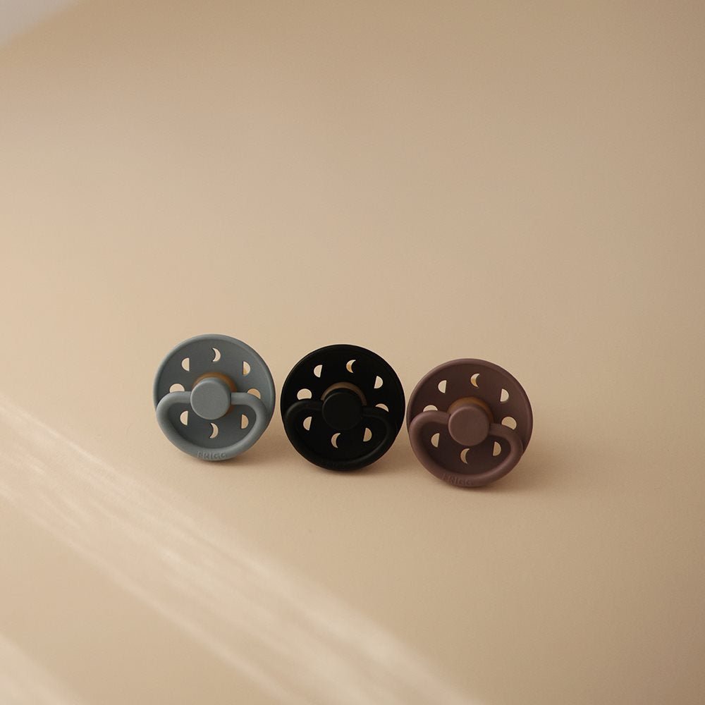 FRIGG Moon Phase čiulptukas - Apvalus kaučiukinis - Stone Blue - 2 dydis - Uogų kopos