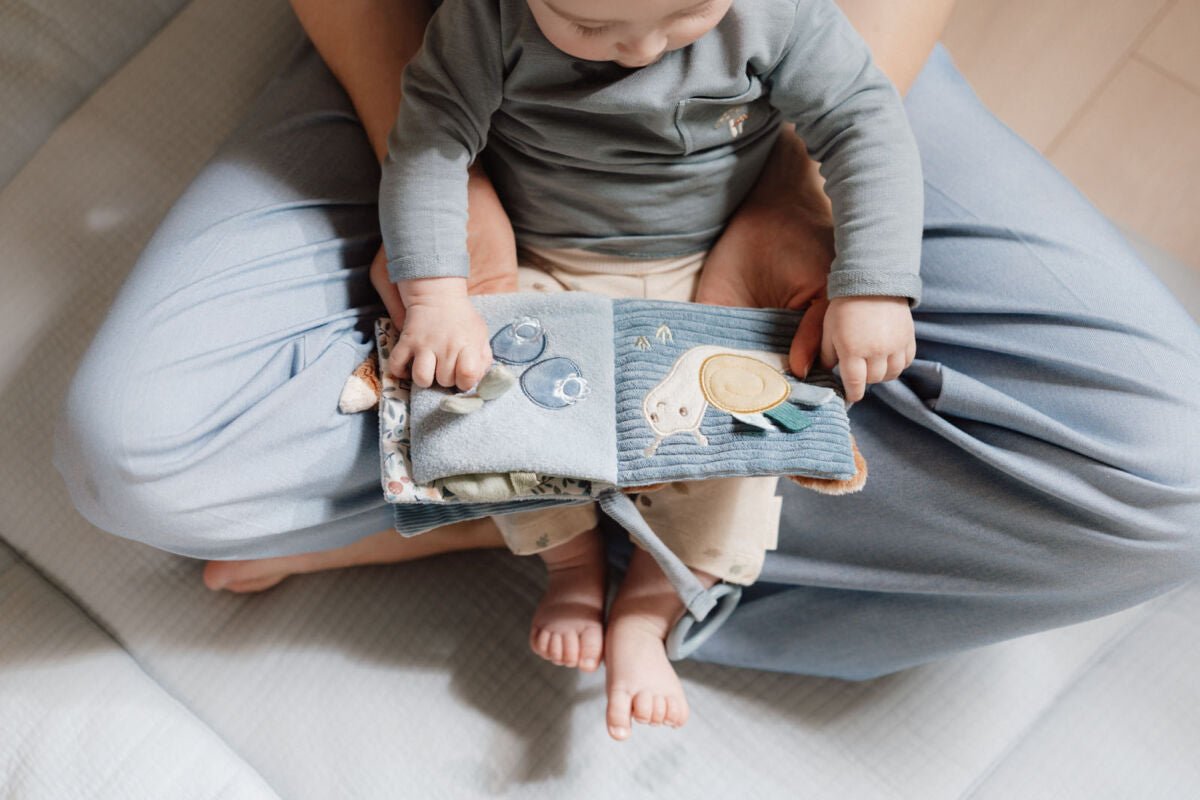 Little Dutch Pakabinama minkšta veiklos knygelė "Miško draugai" - Uogų kopos