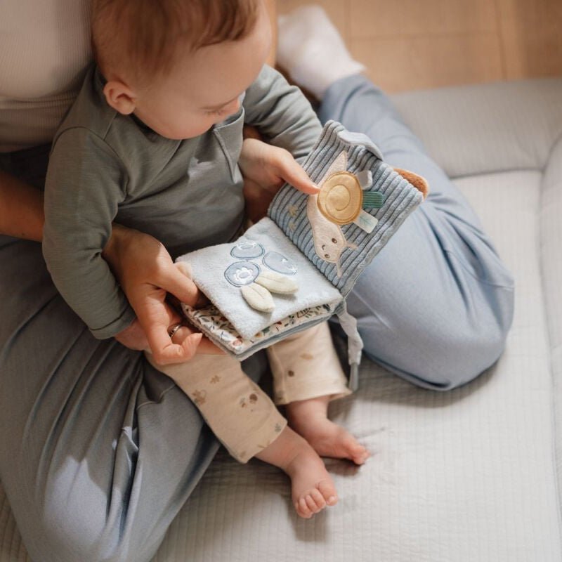 Little Dutch Pakabinama minkšta veiklos knygelė "Miško draugai" - Uogų kopos