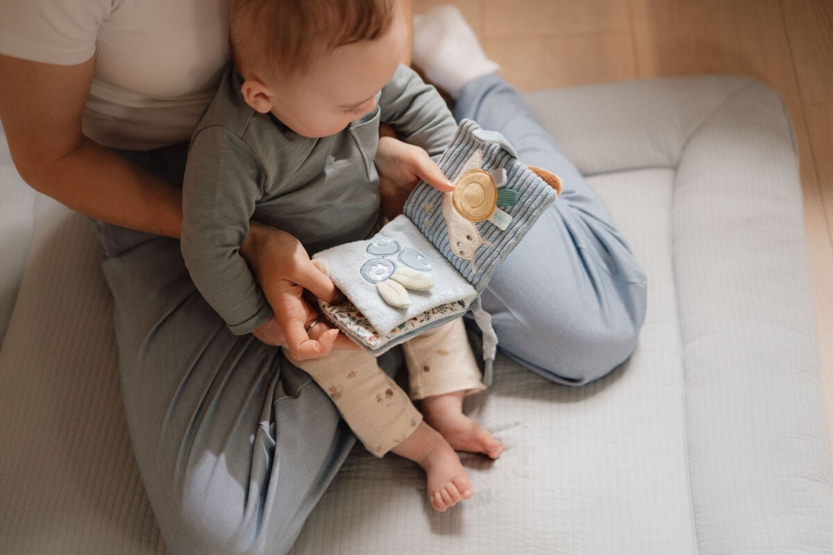 Little Dutch Pakabinama minkšta veiklos knygelė "Miško draugai" - Uogų kopos