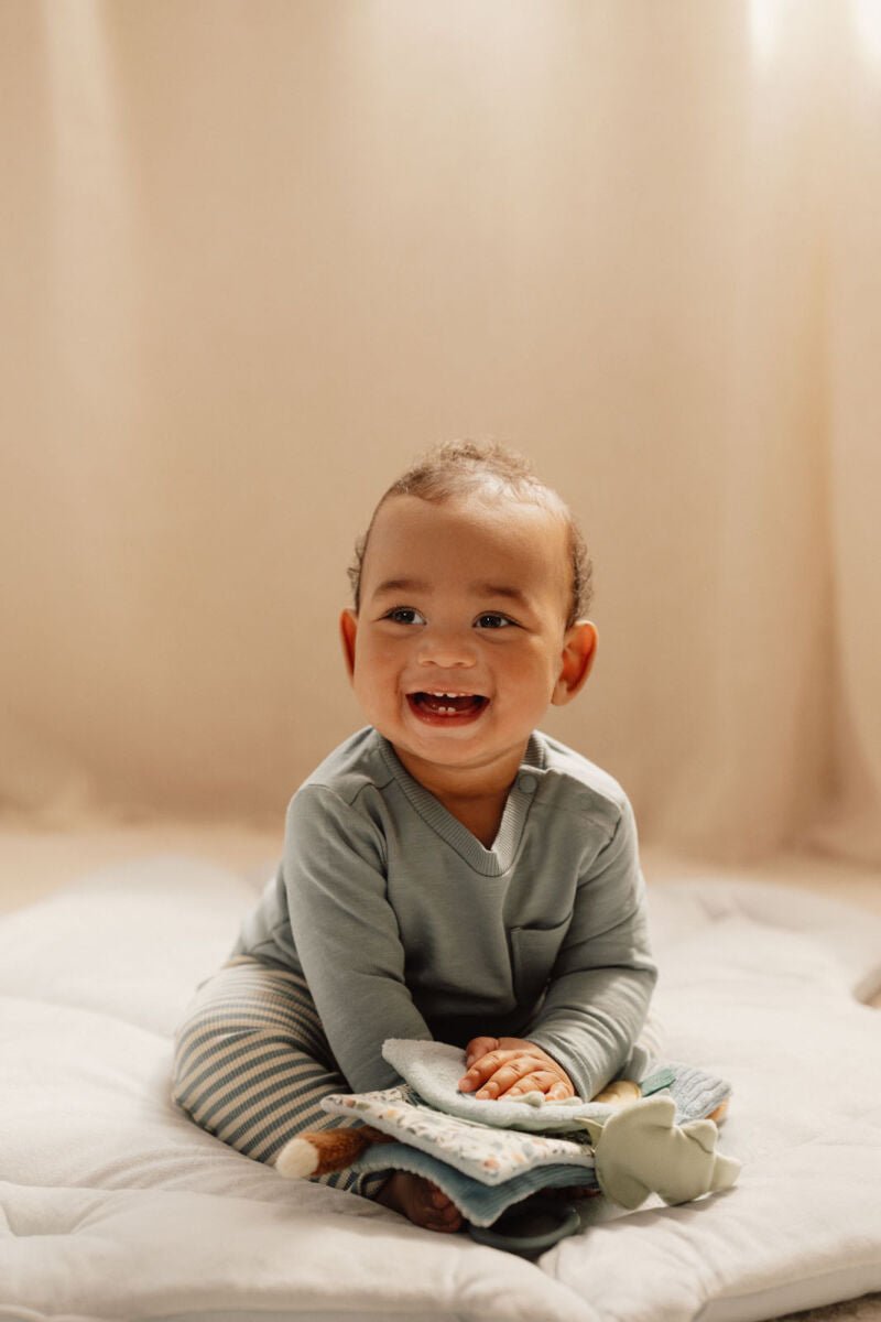 Little Dutch Pakabinama minkšta veiklos knygelė "Miško draugai" - Uogų kopos