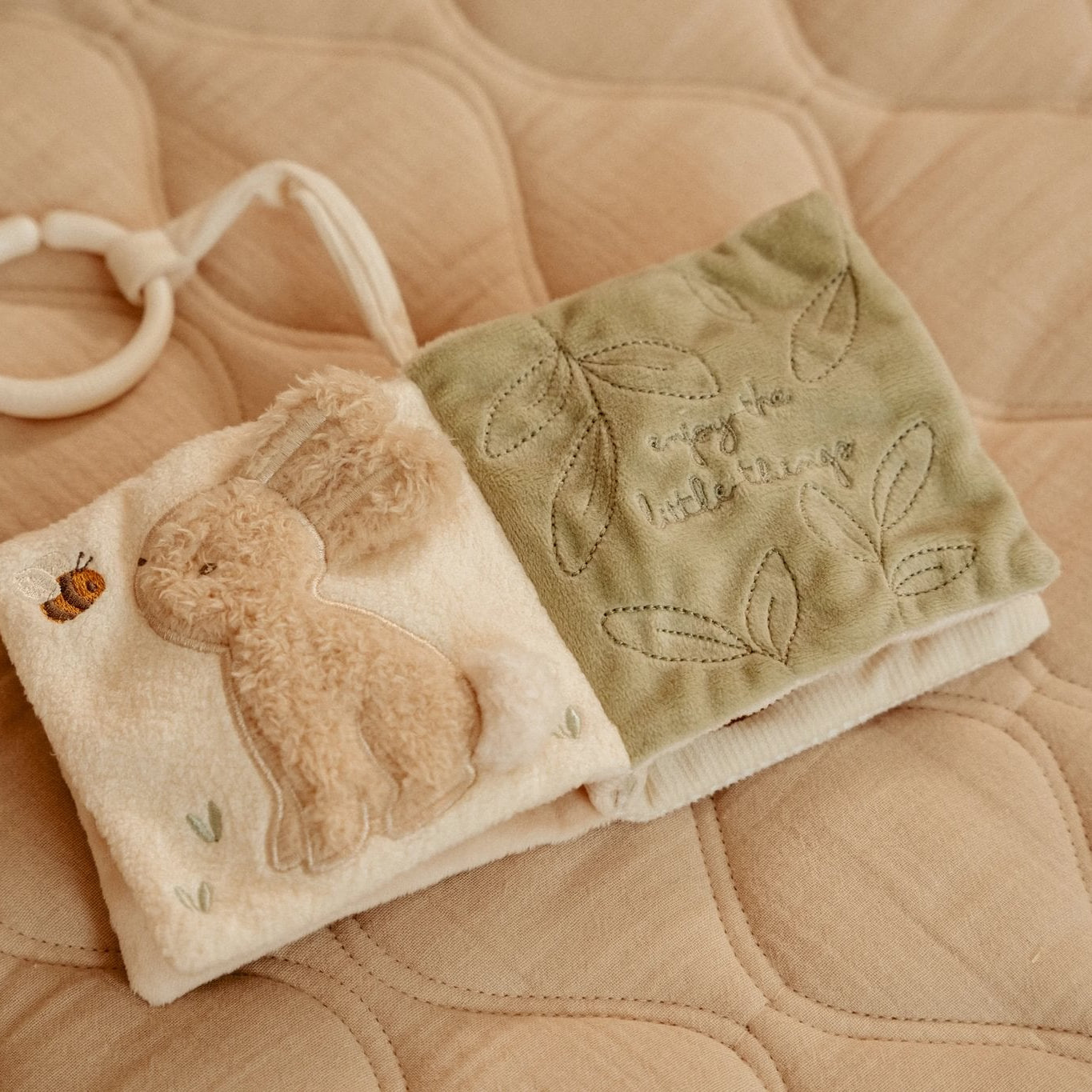 Little Dutch Pakabinama minkšta veiklos knygelė „Newborn Naturals" - Uogų kopos