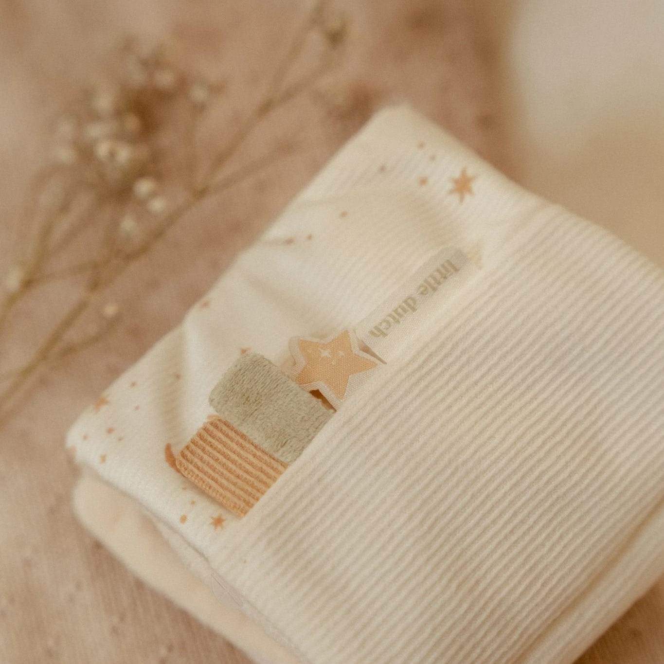 Little Dutch Pakabinama minkšta veiklos knygelė „Newborn Naturals" - Uogų kopos