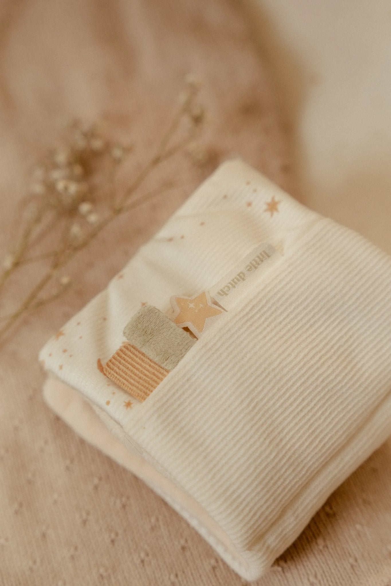 Little Dutch Pakabinama minkšta veiklos knygelė „Newborn Naturals" - Uogų kopos