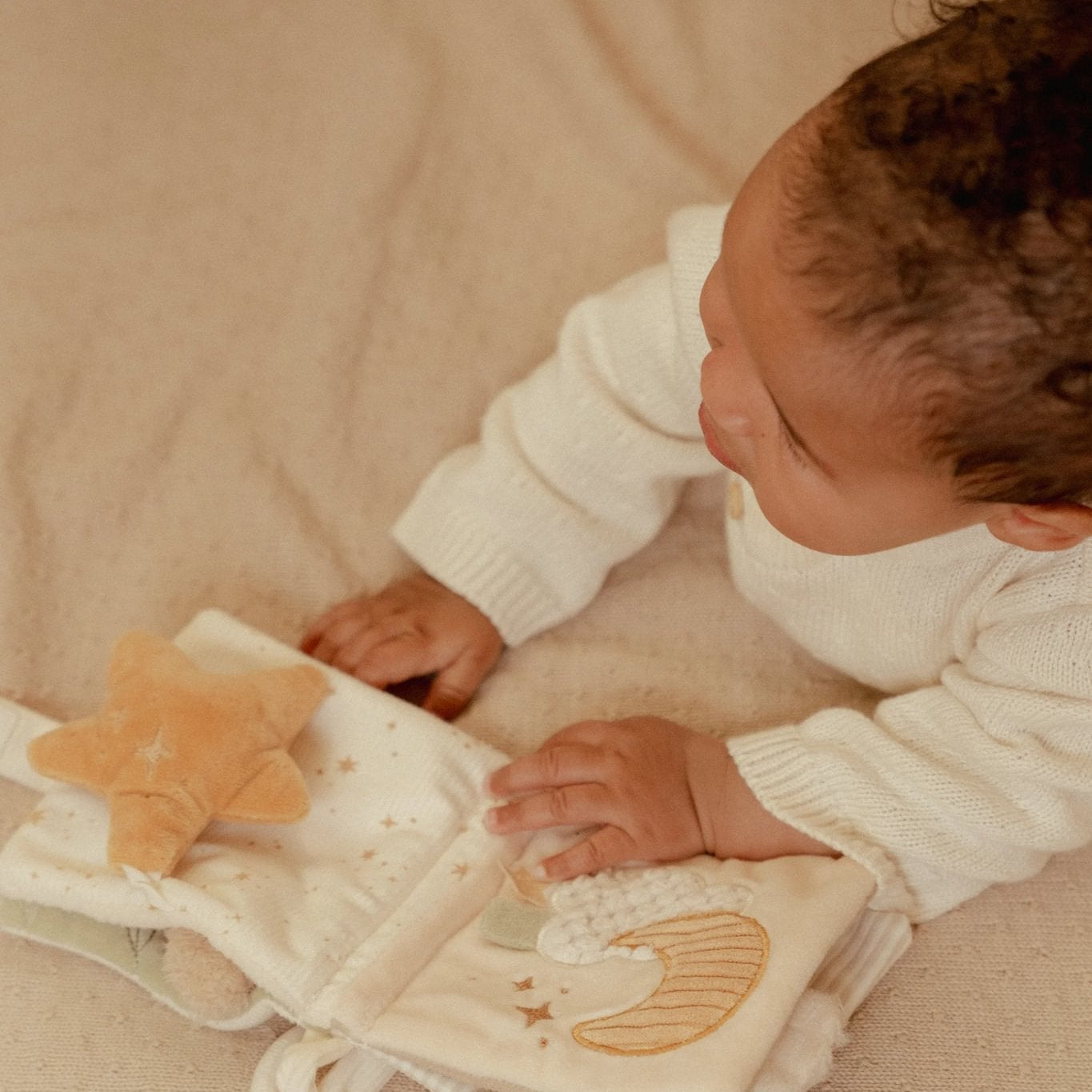 Little Dutch Pakabinama minkšta veiklos knygelė „Newborn Naturals" - Uogų kopos