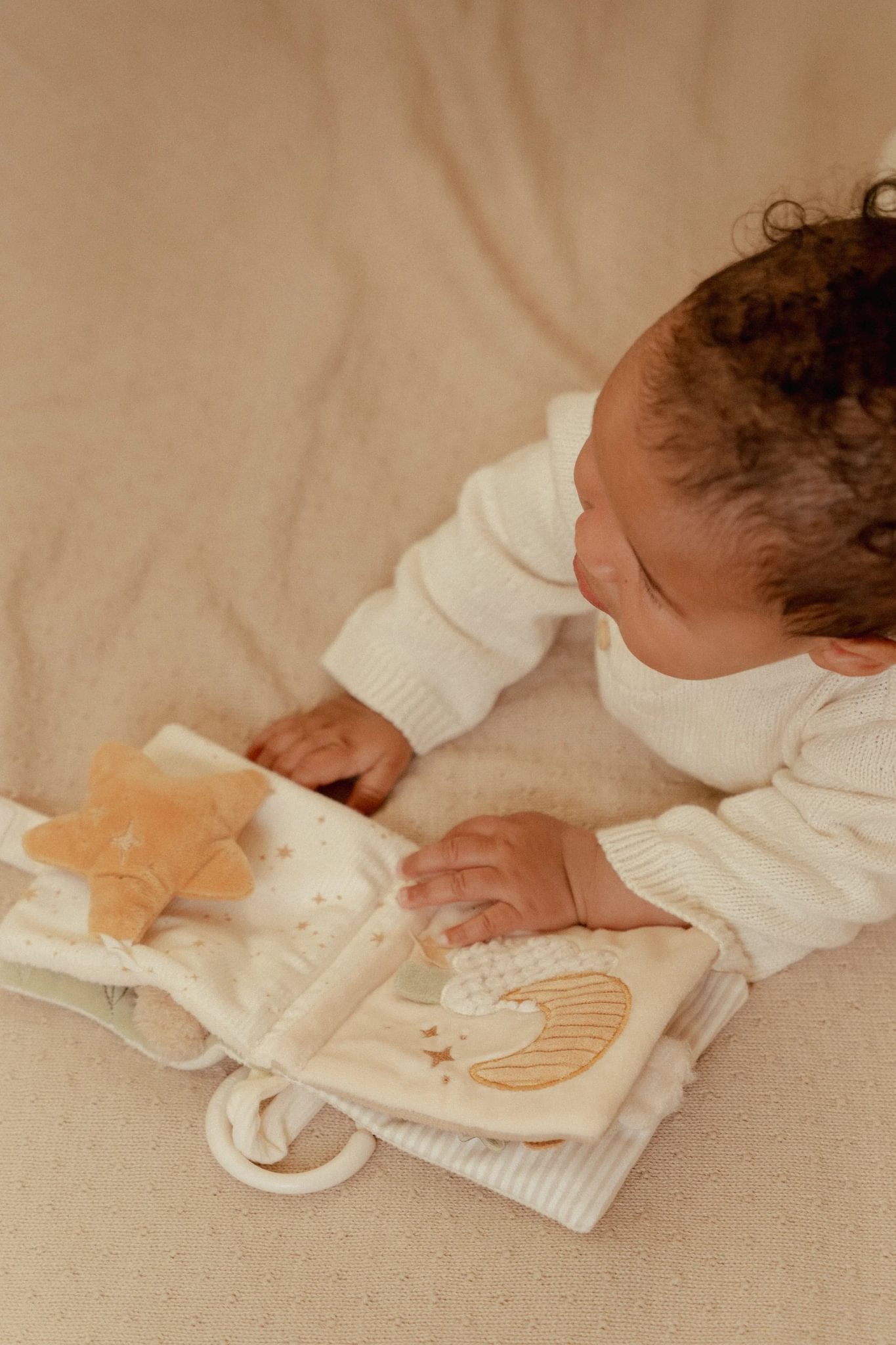 Little Dutch Pakabinama minkšta veiklos knygelė „Newborn Naturals" - Uogų kopos