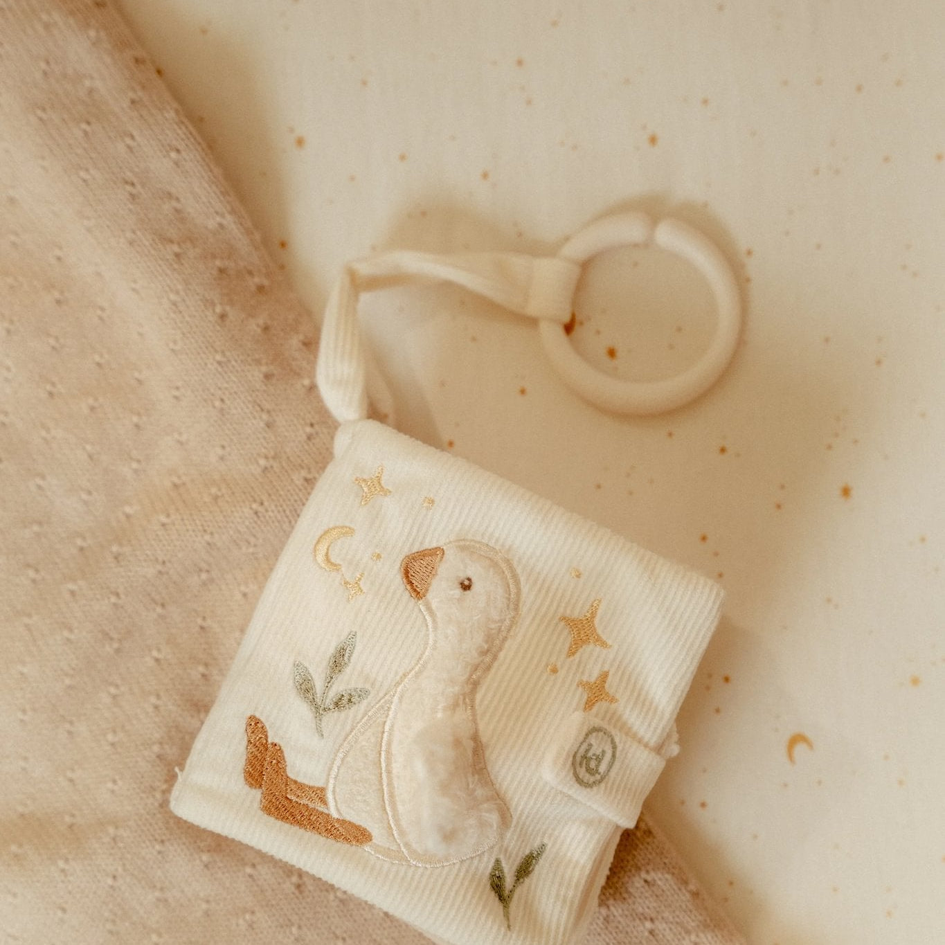 Little Dutch Pakabinama minkšta veiklos knygelė „Newborn Naturals" - Uogų kopos