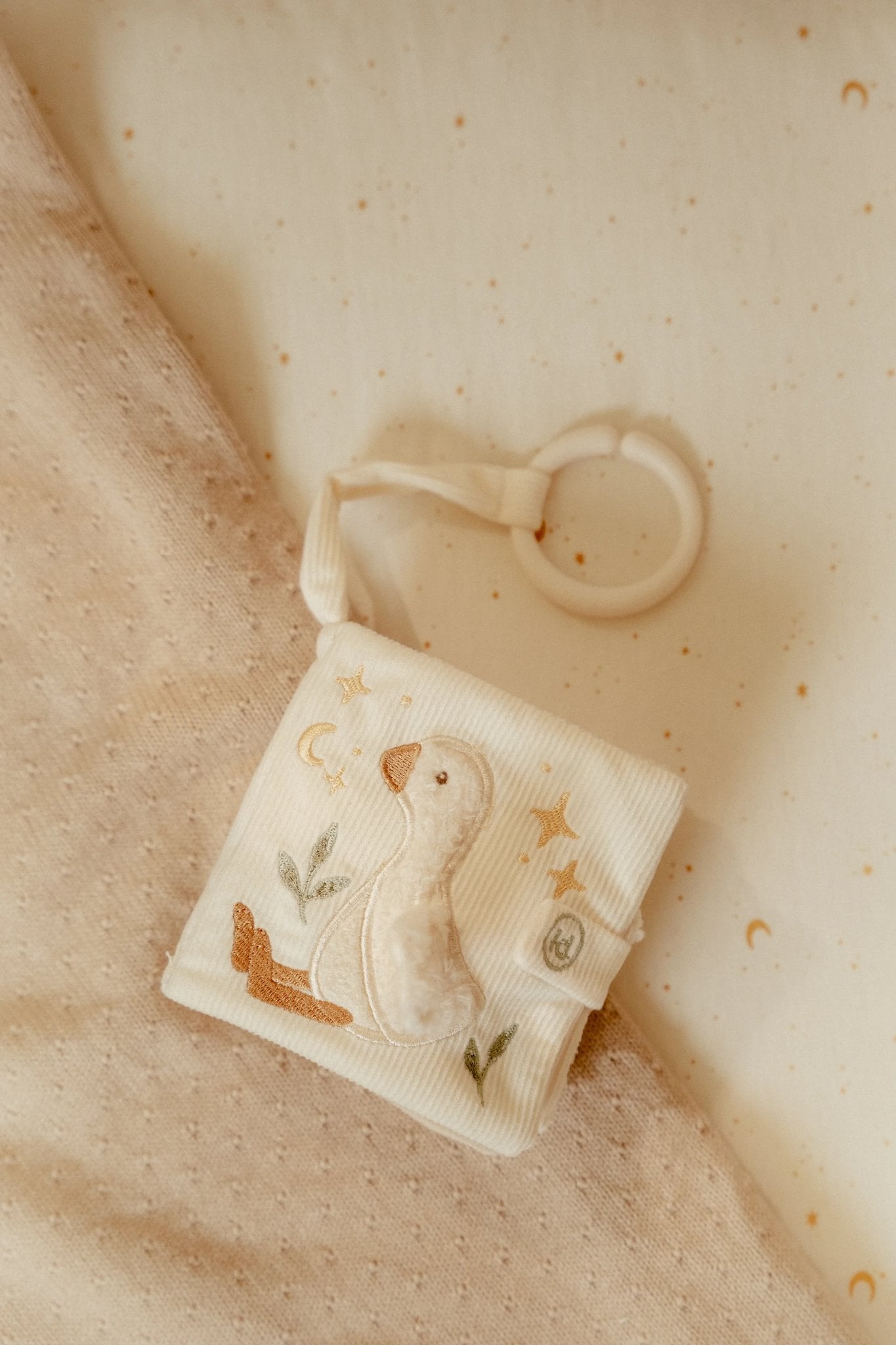 Little Dutch Pakabinama minkšta veiklos knygelė „Newborn Naturals" - Uogų kopos