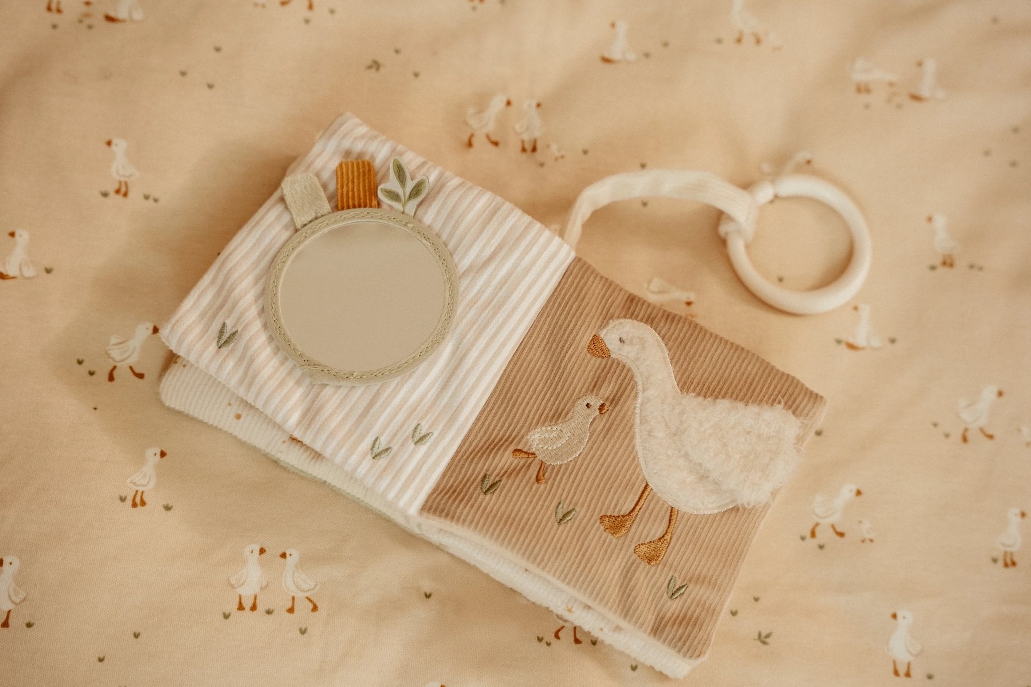 Little Dutch Pakabinama minkšta veiklos knygelė „Newborn Naturals" - Uogų kopos