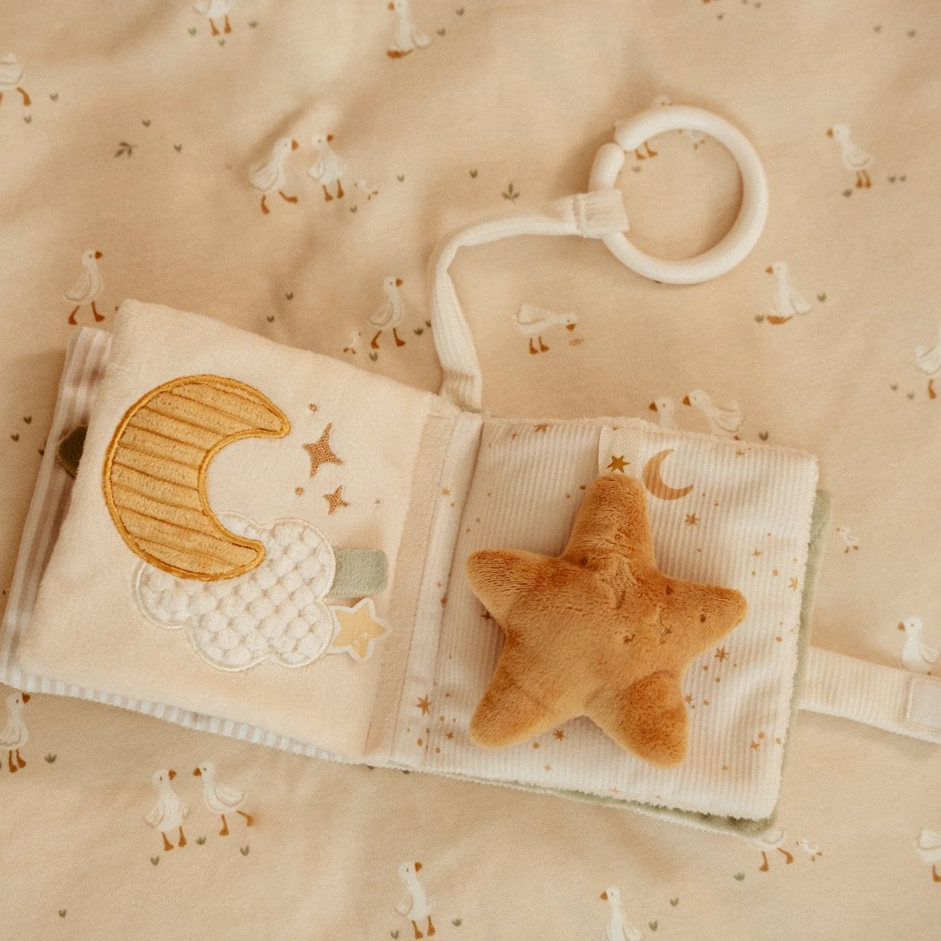 Little Dutch Pakabinama minkšta veiklos knygelė „Newborn Naturals" - Uogų kopos