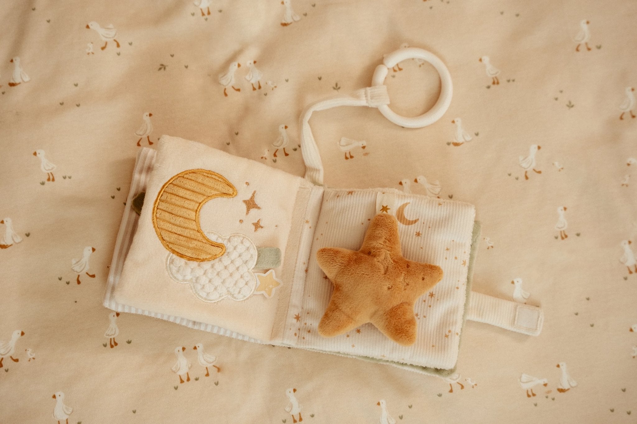 Little Dutch Pakabinama minkšta veiklos knygelė „Newborn Naturals" - Uogų kopos