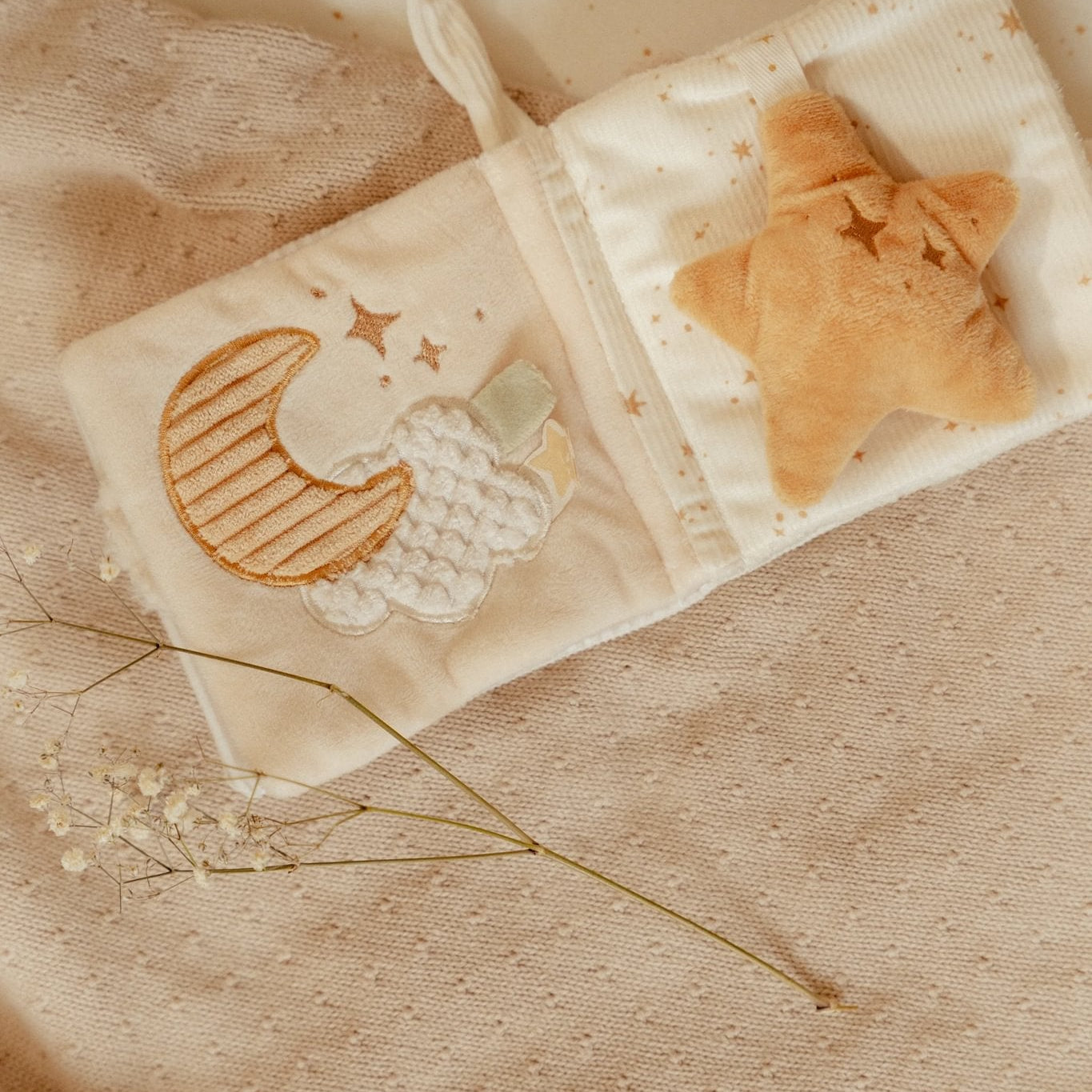 Little Dutch Pakabinama minkšta veiklos knygelė „Newborn Naturals" - Uogų kopos