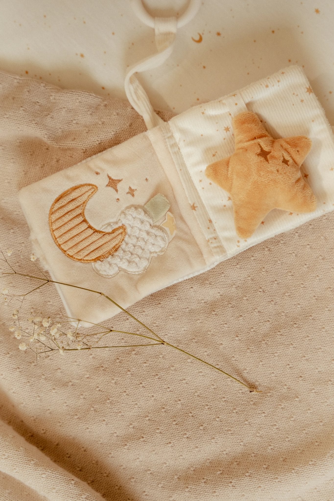 Little Dutch Pakabinama minkšta veiklos knygelė „Newborn Naturals" - Uogų kopos