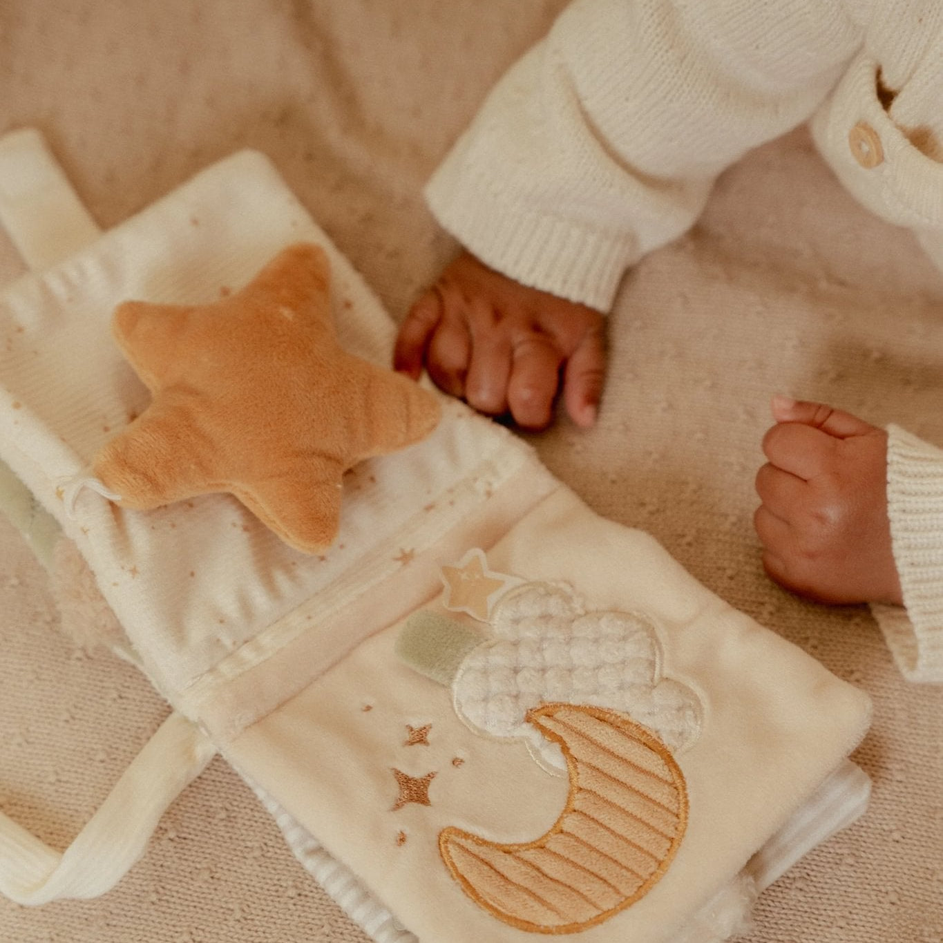 Little Dutch Pakabinama minkšta veiklos knygelė „Newborn Naturals" - Uogų kopos