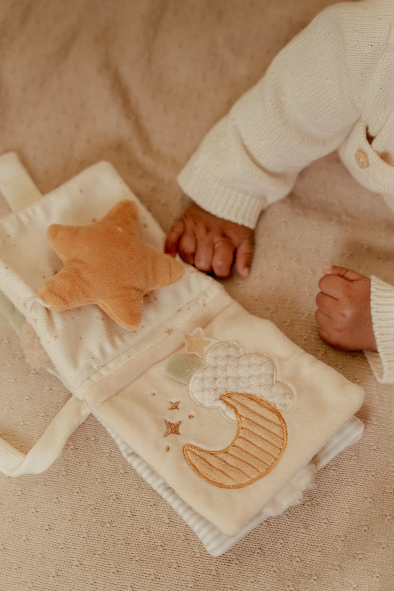 Little Dutch Pakabinama minkšta veiklos knygelė „Newborn Naturals" - Uogų kopos