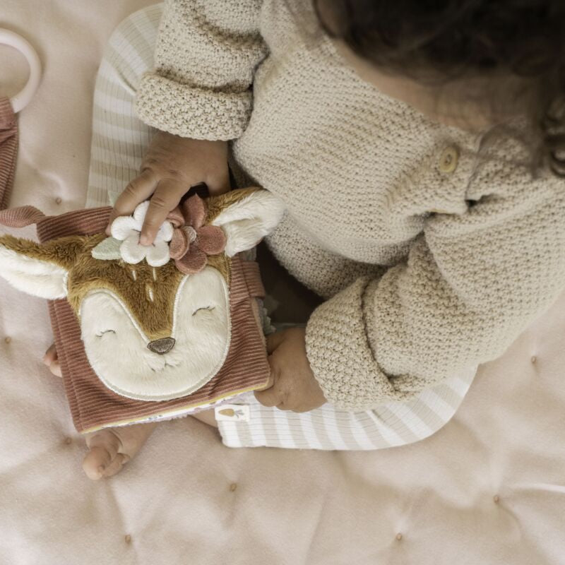 Little Dutch Pakabinama minkšta veiklos knygelė "Pasakų sodas" - Uogų kopos