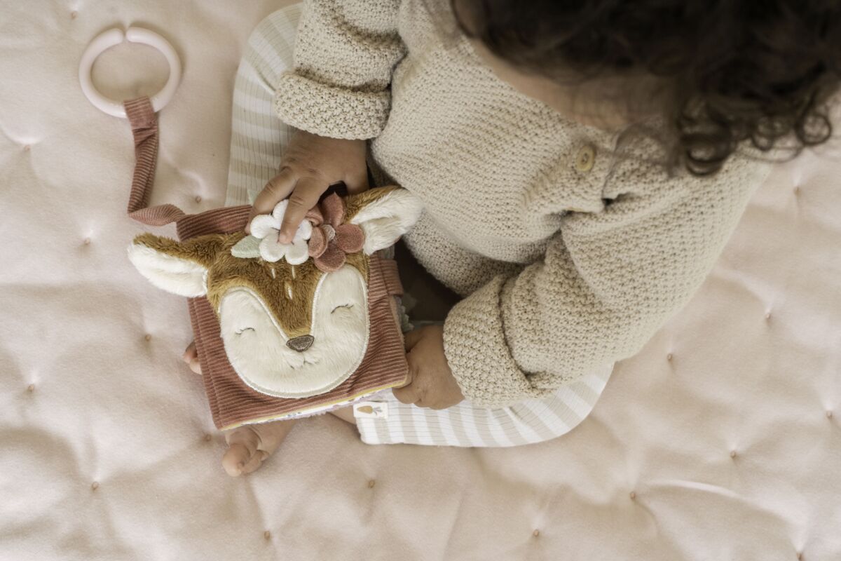 Little Dutch Pakabinama minkšta veiklos knygelė "Pasakų sodas" - Uogų kopos