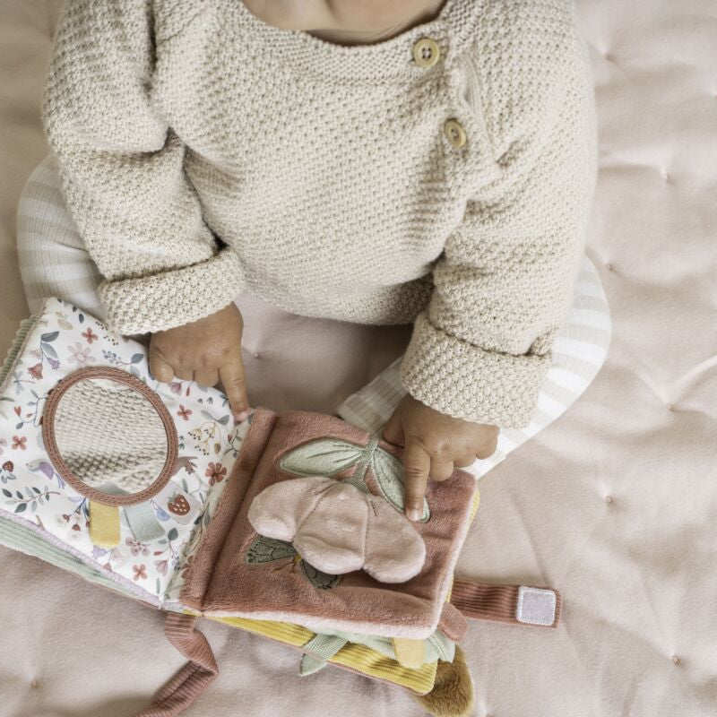 Little Dutch Pakabinama minkšta veiklos knygelė "Pasakų sodas" - Uogų kopos