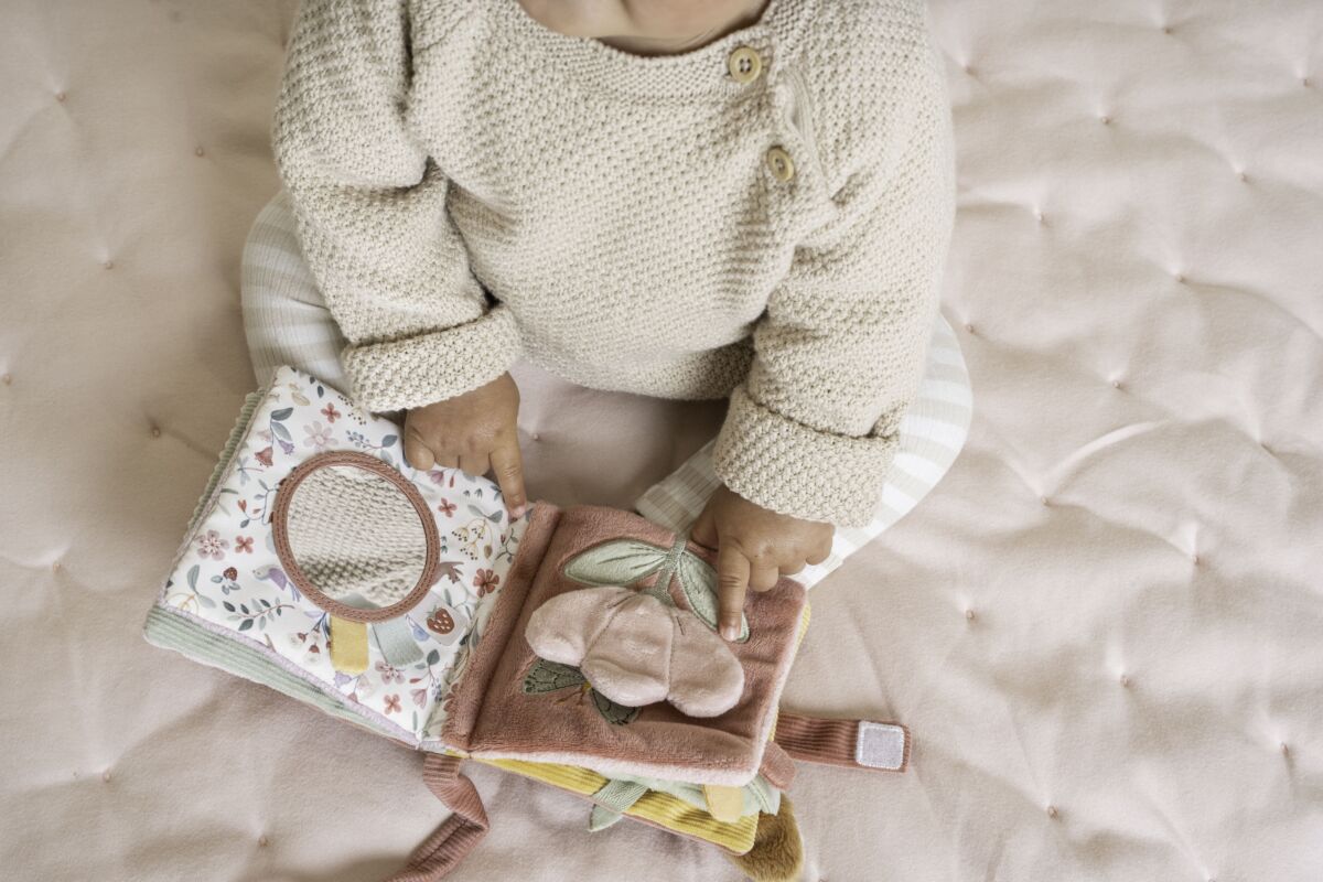 Little Dutch Pakabinama minkšta veiklos knygelė "Pasakų sodas" - Uogų kopos