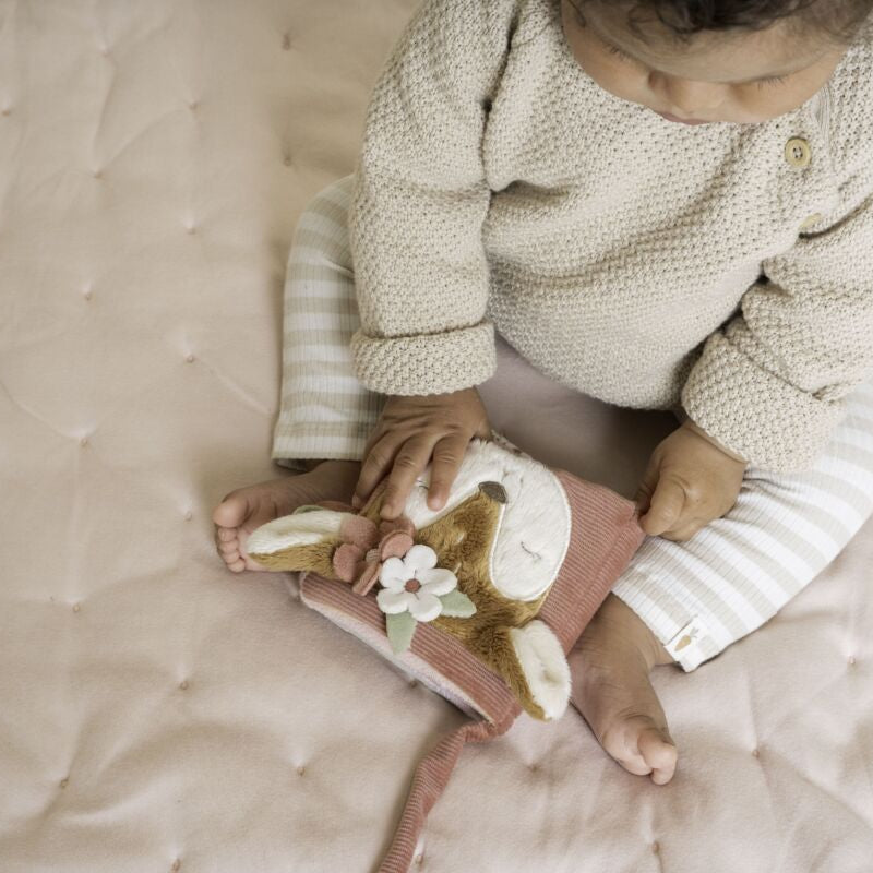 Little Dutch Pakabinama minkšta veiklos knygelė "Pasakų sodas" - Uogų kopos