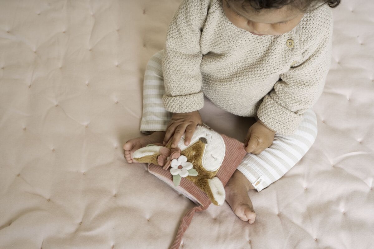 Little Dutch Pakabinama minkšta veiklos knygelė "Pasakų sodas" - Uogų kopos