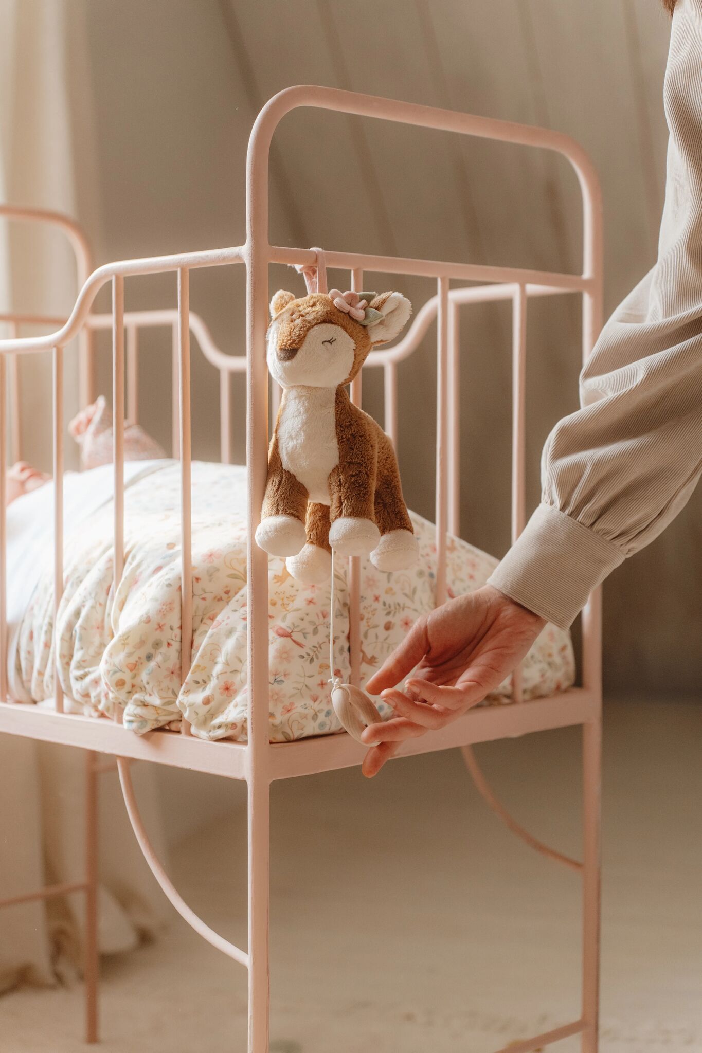 Little Dutch Pakabinamas muzikinis elniukas „Fairy Garden“ - Uogų kopos