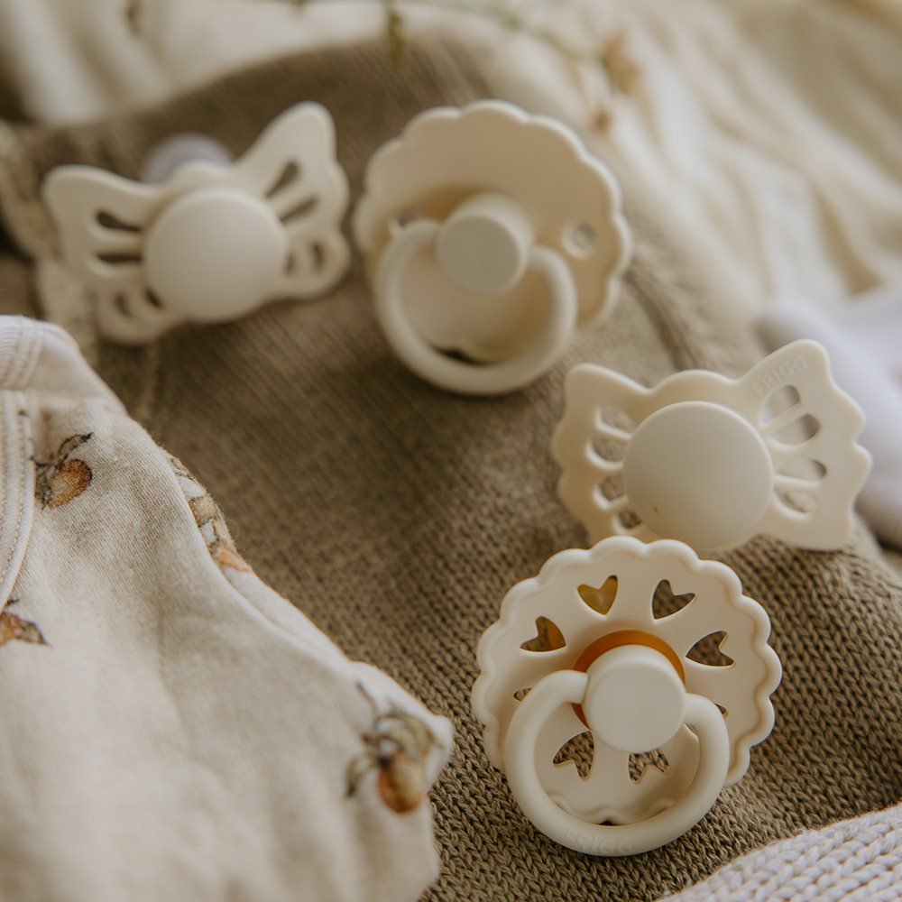 FRIGG Pirmieji kūdikio čiulptukai 4vnt. - Floral heart - Sage - Uogų kopos