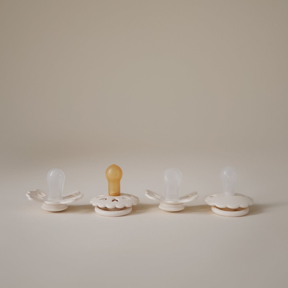 FRIGG Pirmieji kūdikio čiulptukai 4vnt. - Floral heart - Sage - Uogų kopos