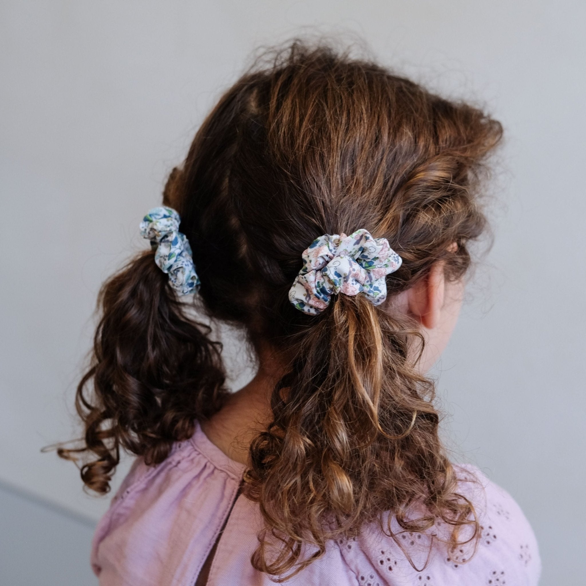 MIMI & LULA Plaukų gumyčių rinkinys - Floral Scrunchies - Uogų kopos