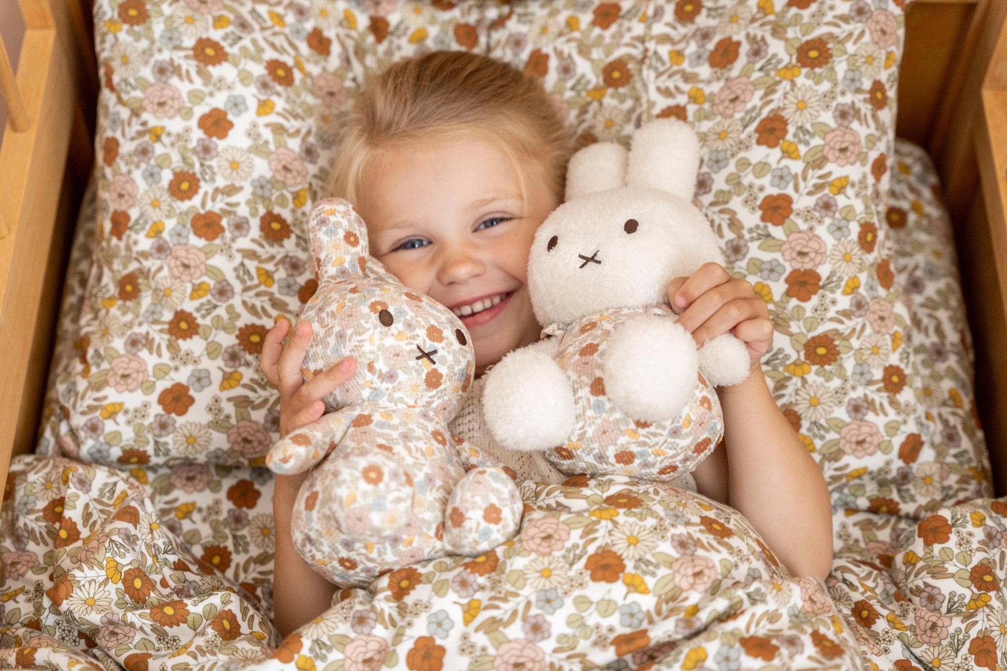 Little Dutch Pliušinis zuikutis "Miffy" 25cm „Vintage Little Flowers“ - Uogų kopos