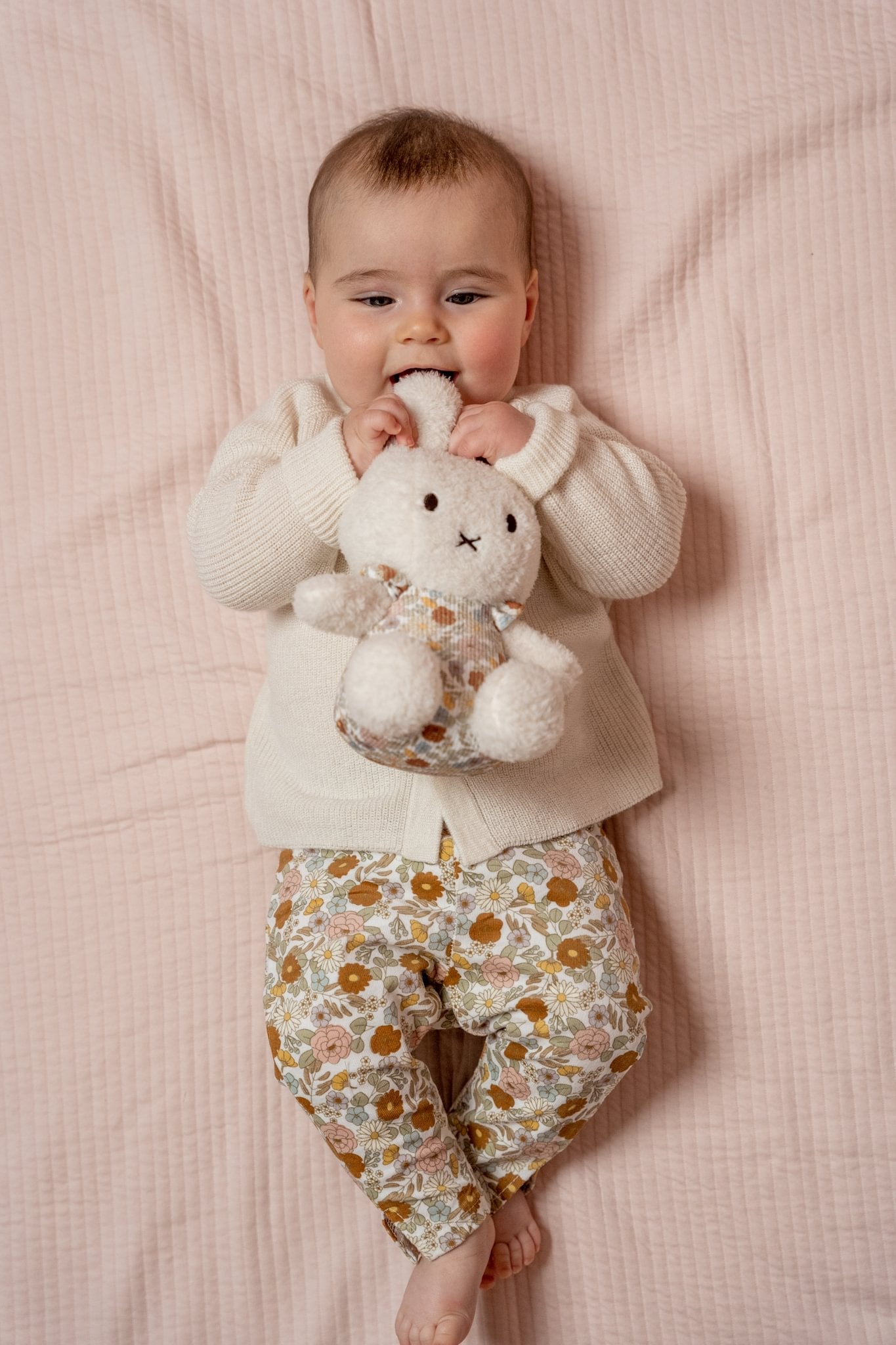 Little Dutch Pliušinis zuikutis "Miffy" 25cm „Vintage Little Flowers“ - Uogų kopos