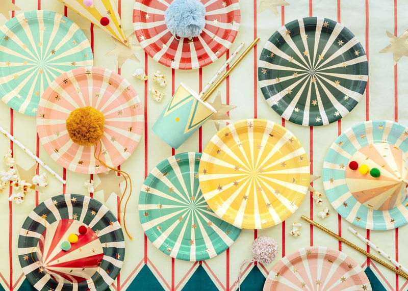 PartyDeco Popierinės lėkštutės „Cirko dryžiai“, 18 x 18 cm - Uogų kopos