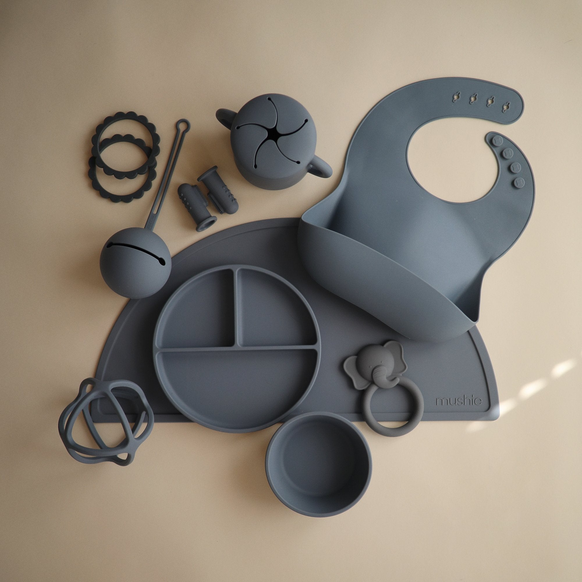 Mushie Prilimpantis silikoninis dubenėlis - Mėlyna - Uogų kopos