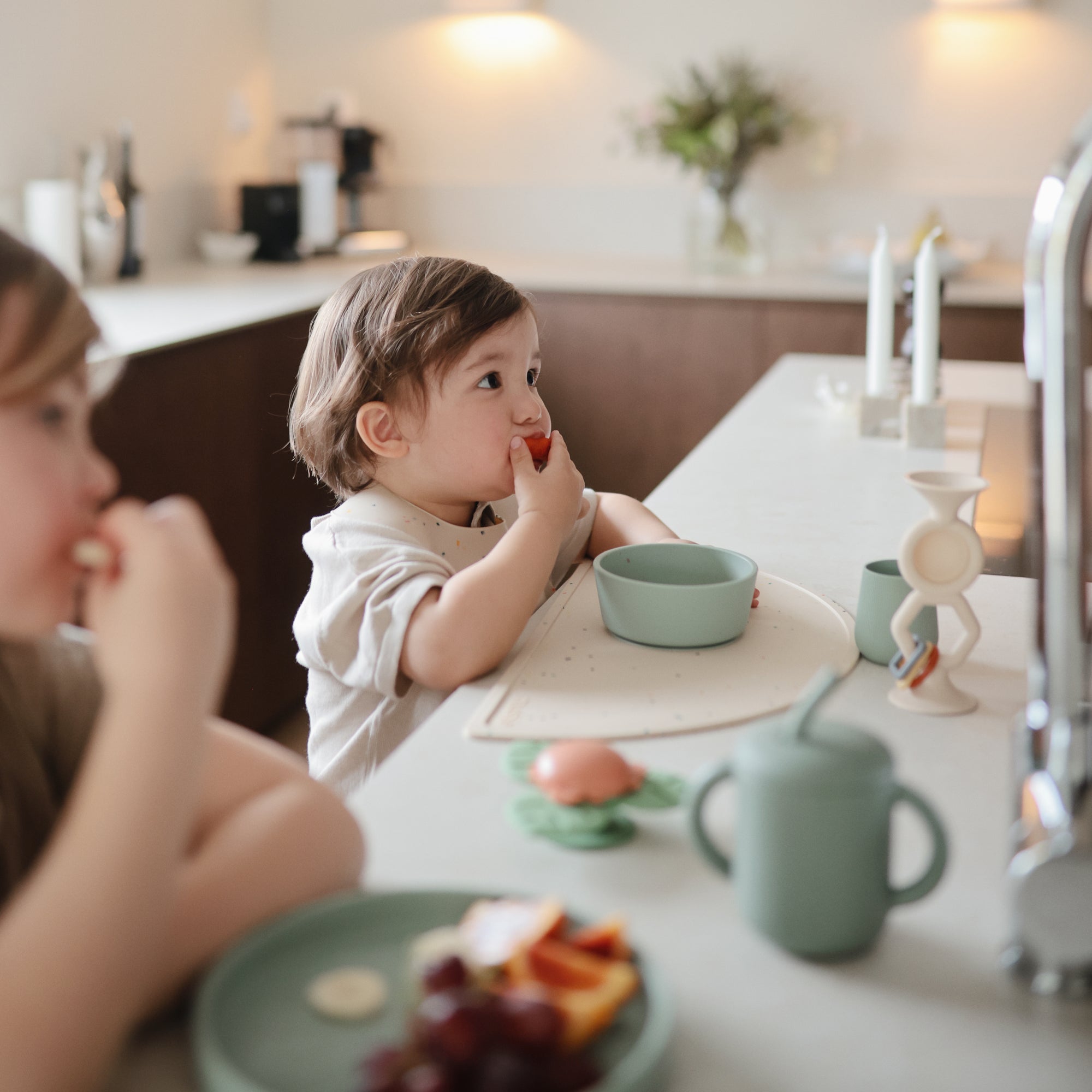Mushie Prilimpantis silikoninis dubenėlis - Žalia - Uogų kopos
