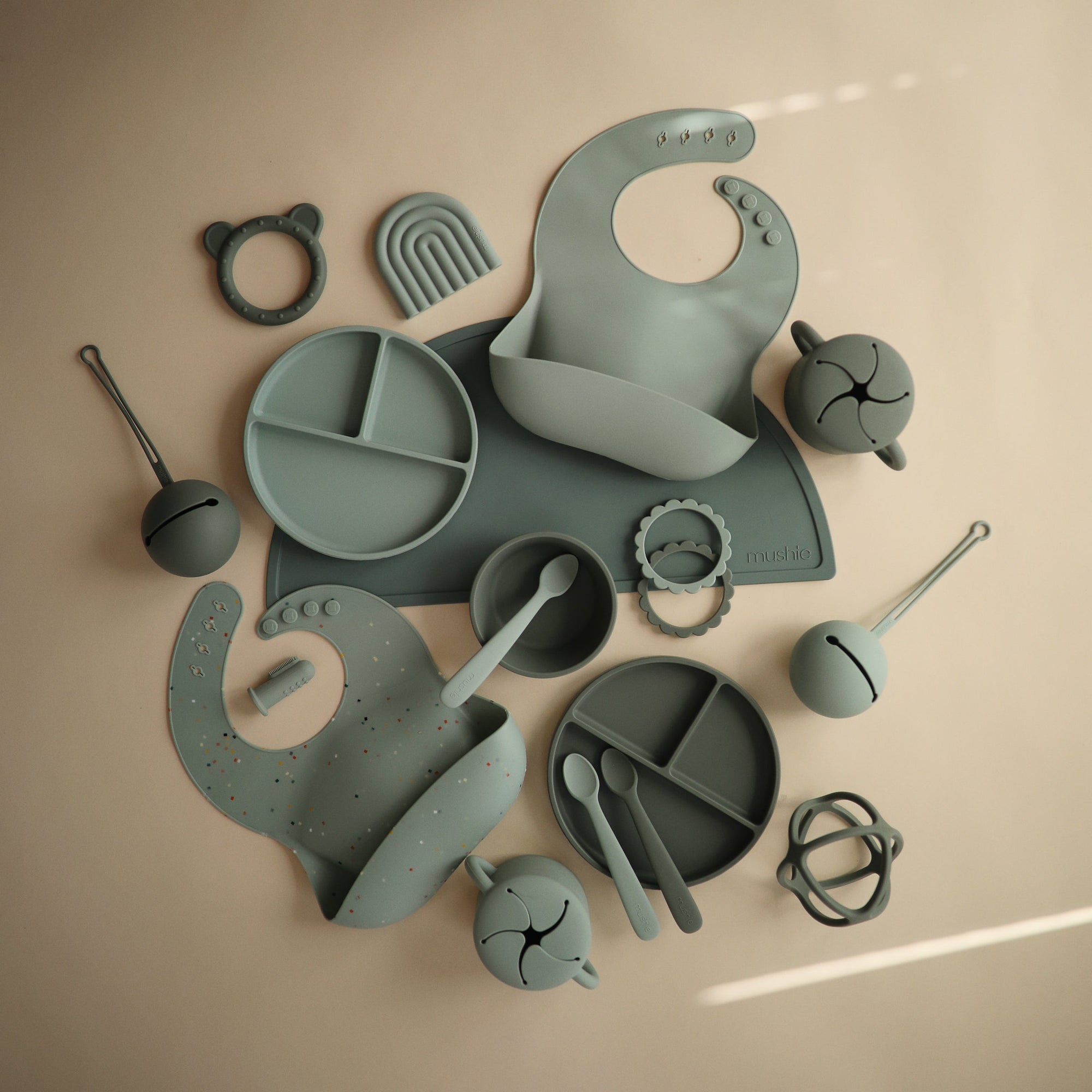 Mushie Prilimpantis silikoninis dubenėlis - Žalia - Uogų kopos