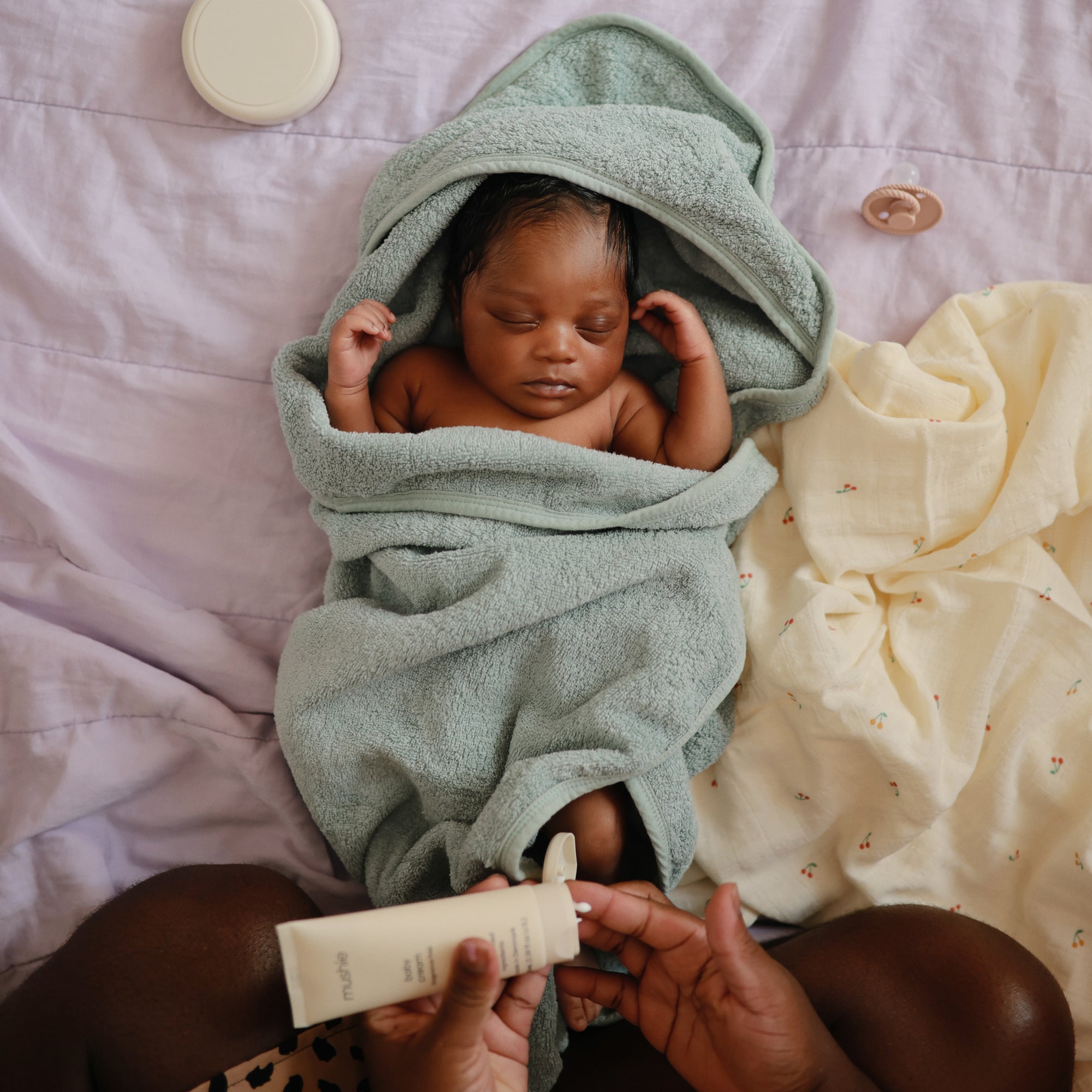 Mushie Rankšluostis su gaubtu - Dangaus mėlyna - Uogų kopos