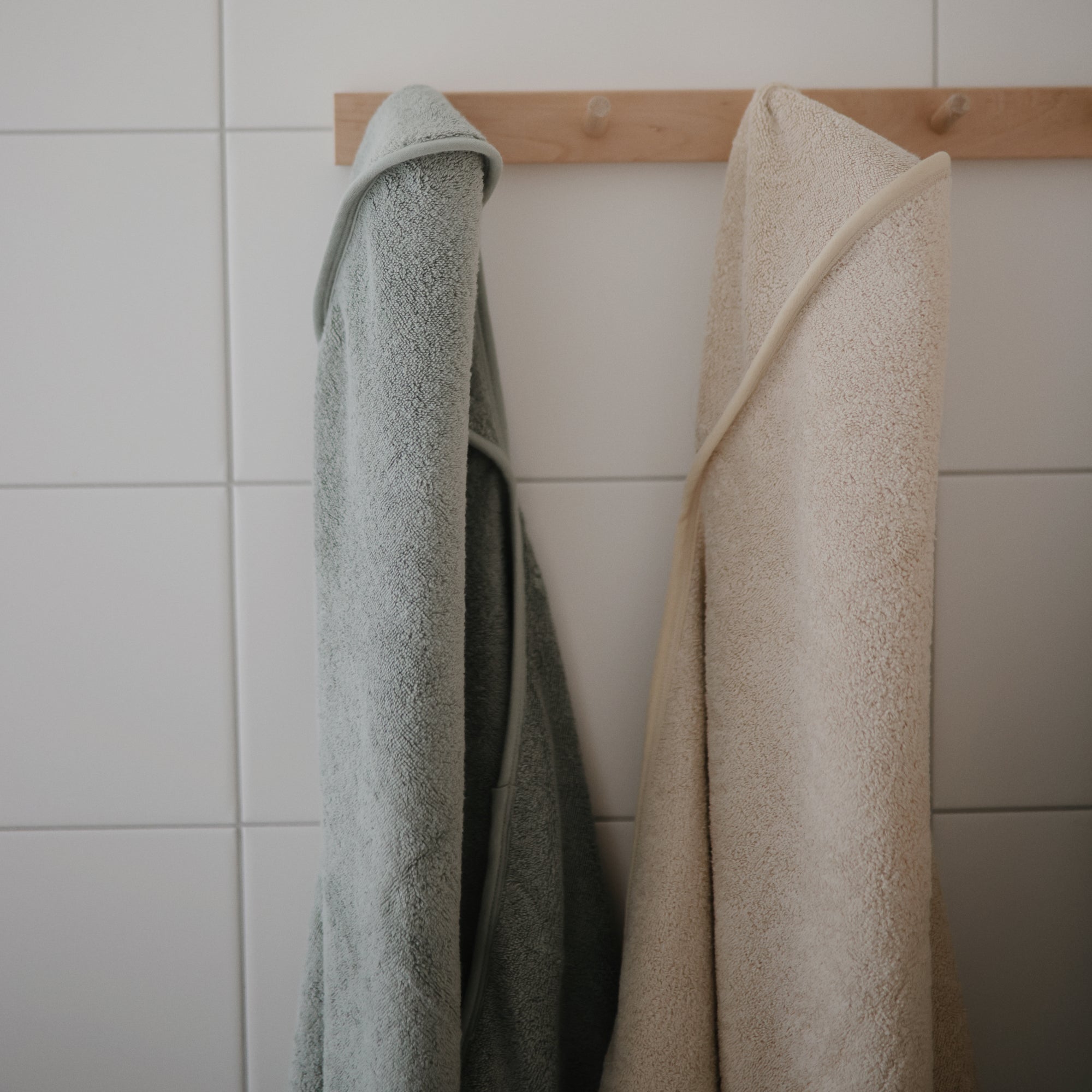 Mushie Rankšluostis su gaubtu - Smėlinė - Uogų kopos