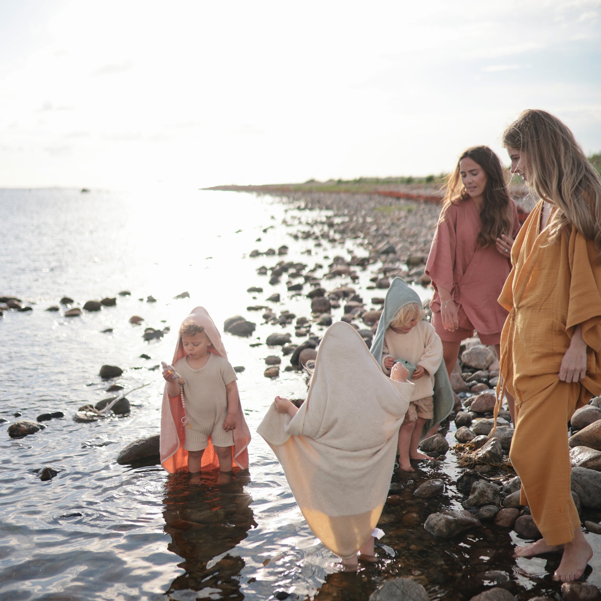 Mushie Rankšluostis su gaubtu - Smėlinė - Uogų kopos
