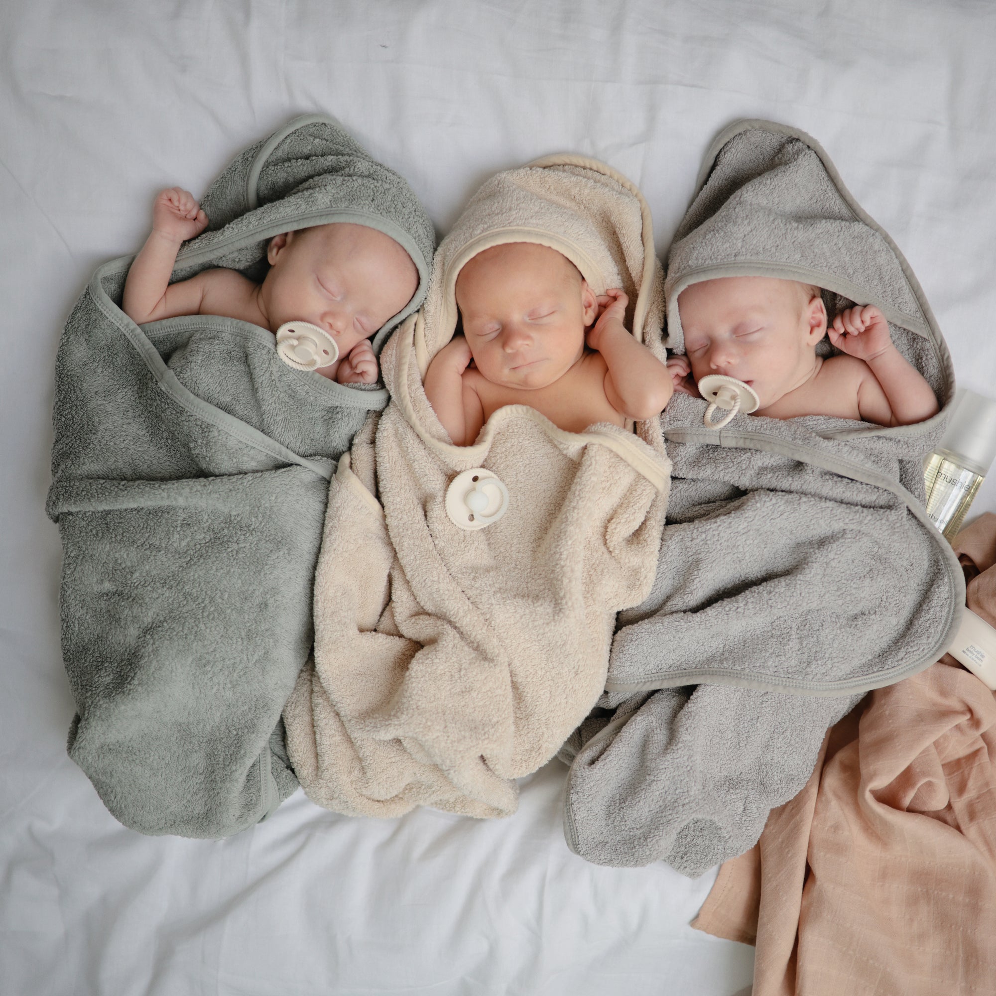 Mushie Rankšluostis su gaubtu - Smėlinė - Uogų kopos