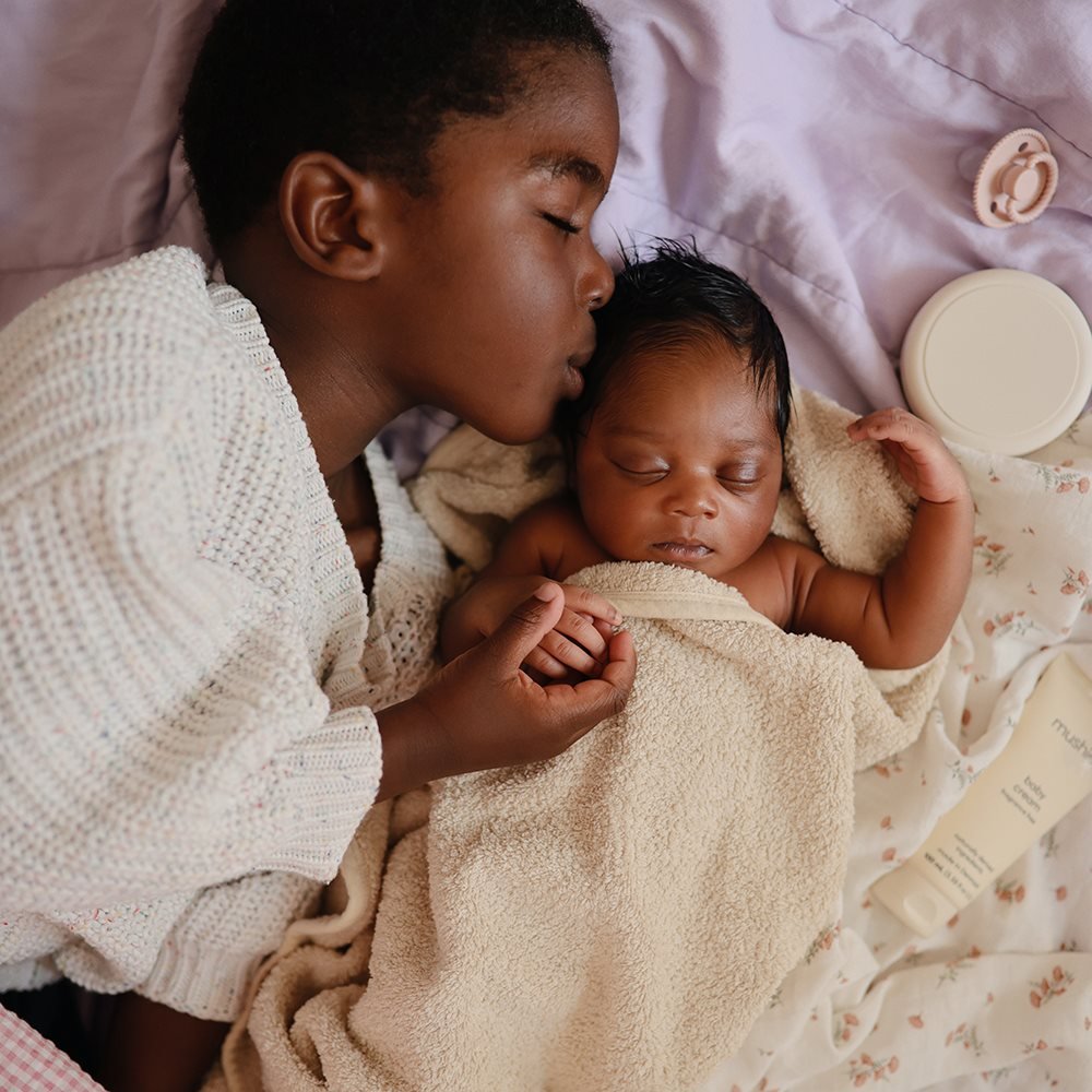 Mushie Rankšluostis su gaubtu - Smėlinė - Uogų kopos