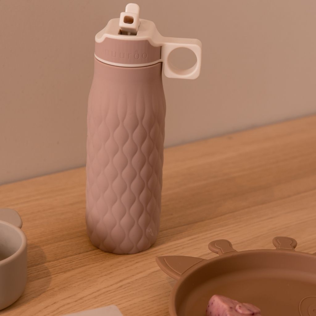 Nuuroo Silikoninė gertuvė "Nima" 400ml - Woodrose - Uogų kopos