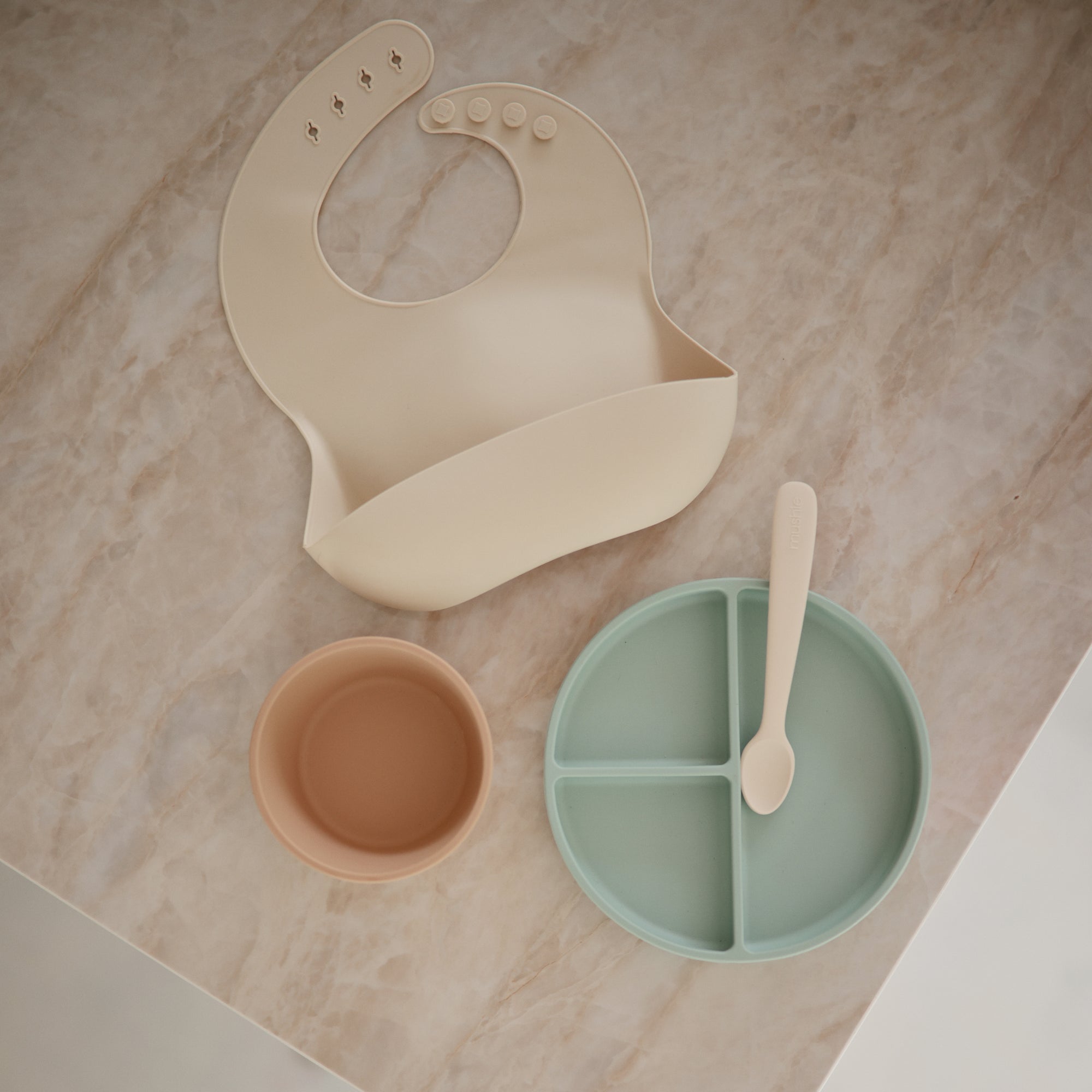 Mushie Silikoniniai maitinimo šaukšteliai 2vnt. - Smėlinė - Uogų kopos